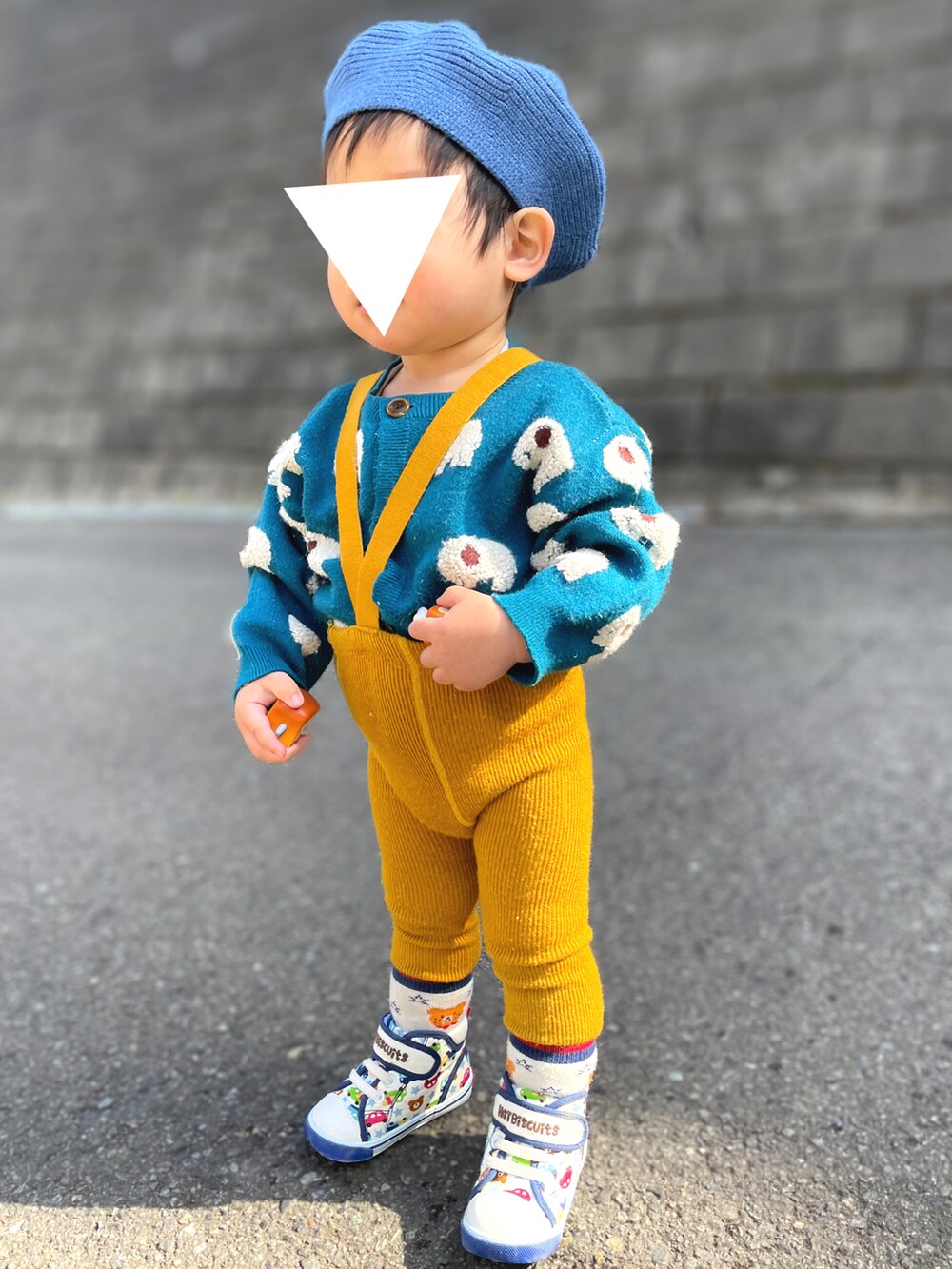 「韓国子供服、休日スタイル、むすこーで、赤ちゃんコーデ、1歳、1歳6ヶ月、1歳半、１歳男の子、男の子ベビー、ベビーコーデ、BREEZE、ベレー帽、サスペンダーレギンス、レギンス、ホットビスケッツ」｜「韓国子供服のアイテム（ハンチング/ベレー帽、ブルー系）」を使った、𝚖𝚒𝚣𝚞☻︎　  さん（キッズ・70cm）の春コーディネートの3枚目の写真