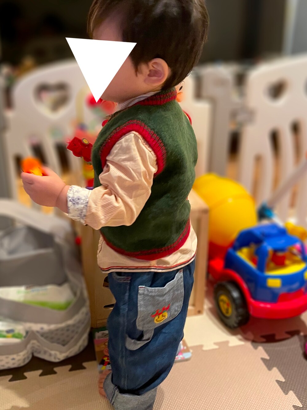 「キッズファッション、秋冬コーデ、男の子コーデ、男の子、むすこーで、1歳、1歳3ヶ月、男の子ベビー、ベビーコーデ、１歳男の子、ニットベスト、おさがり、used、トミーヒルフィガー、シャツ」｜「usedのアイテム（デニムパンツ、ブルー系）」を使った、𝚖𝚒𝚣𝚞☻︎　  さん（キッズ・70cm）の冬コーディネートの2枚目の写真