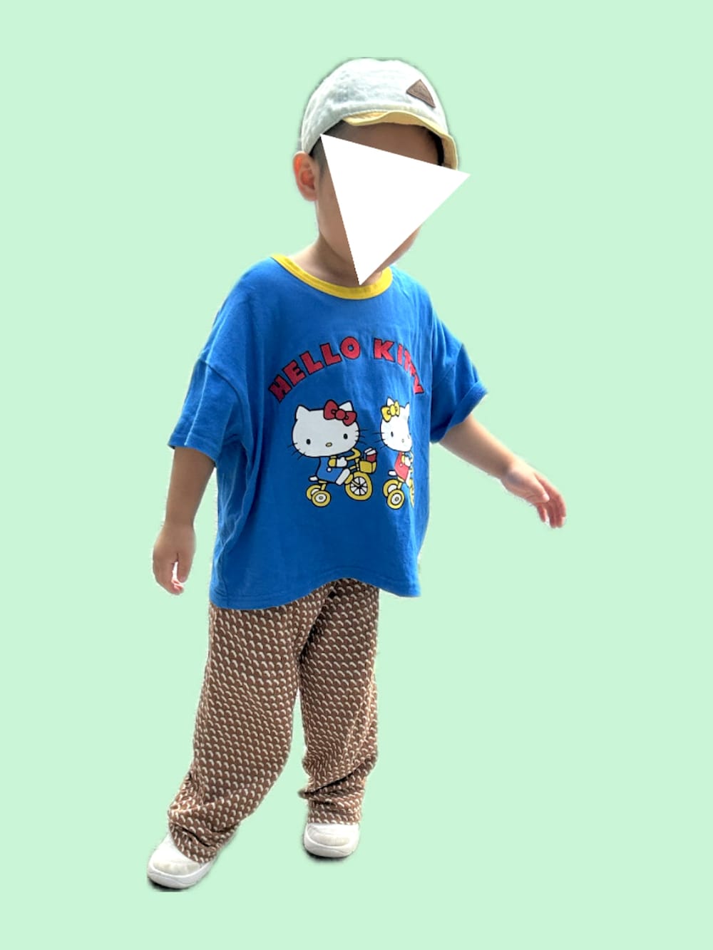 「夏ルックで気分アップ、夏コーデ、プチプラ、夏だ！Tシャツ着よう！、キッズファッション、男の子、白スニーカー、キャップ、Tシャツ、キッズコーデ、帽子、3歳、３歳11ヶ月、3歳男の子、しまむら」｜「b・ROOMのデニムバイカラーキャップ（キャップ、イエロー系）」を使った、𝚖𝚒𝚣𝚞☻︎　  さん（キッズ・90cm）の夏コーディネートの2枚目の写真