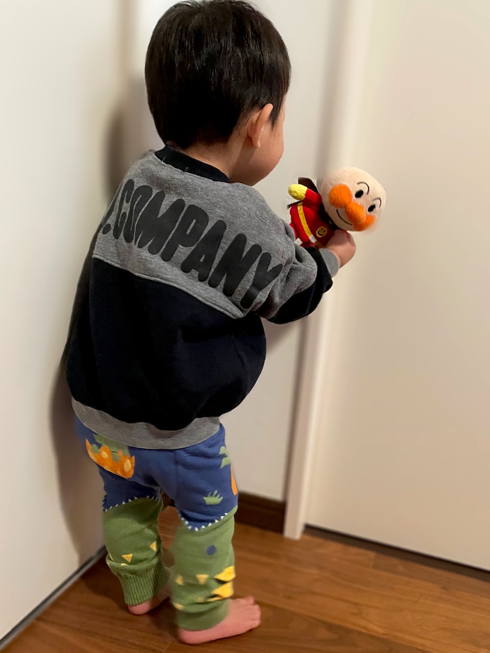 「カジュアルコーデ、男の子コーデ、レギンス、一歳、一歳男の子、1歳、1歳2ヶ月、男の子ベビー、ベビーコーデ、保育園コーデ、保育園、moujonjon、西松屋、恐竜、おさがり」｜「Moujonjonのアイテム（スウェット、ブラック系）」を使った、𝚖𝚒𝚣𝚞☻︎　  さん（キッズ・70cm）の秋コーディネートの2枚目の写真