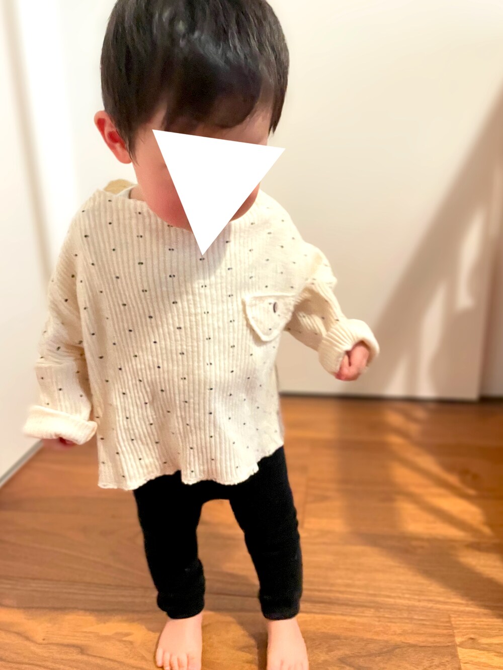 「モノトーン、レギンス、1歳、シンプルスタイル、むすこーで、保育園、保育園コーデ、1歳3ヶ月、ベビーコーデ、男の子ベビー、１歳男の子、ユニクロ、ユニクロレギンス、アプレレクール、おしりプリント」｜「apres les coursのWEB限定 スラブリブTシャツ（Tシャツ/カットソー、その他）」を使った、𝚖𝚒𝚣𝚞☻︎　  さん（キッズ・70cm）の冬コーディネートの3枚目の写真