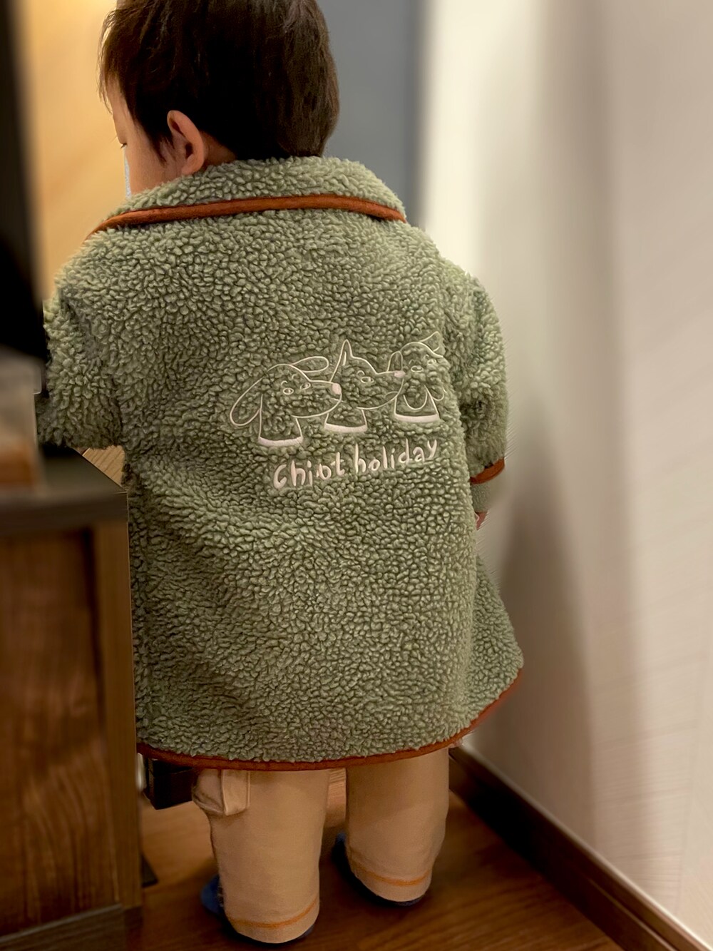 「1歳、1歳3ヶ月、韓国子供服、男の子ベビー、ベビーコーデ、１歳男の子、あったかコーデ、ボアジャケット、保育園コーデ、保育園、ホットビスケッツ、おとこのこ、むすこーで、モリーメリー」｜「HOT BISCUITSのアイテム（パンツ、ベージュ系）」を使った、𝚖𝚒𝚣𝚞☻︎　  さん（キッズ・70cm）の冬コーディネートの3枚目の写真