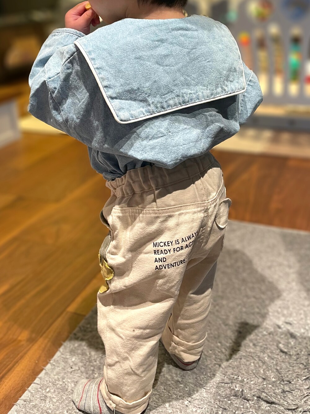 「1歳、1歳5ヶ月、１歳男の子、おとこのこ、男の子ベビー、ベビーコーデ、保育園コーデ、保育園、バースデイ、disney、BREEZE、むすこーで、デニム、デニムシャツ、ホワイトデニム」｜「Disneyのディズニーキャラクター パンツ（その他パンツ、ホワイト系）」を使った、𝚖𝚒𝚣𝚞☻︎　  さん（キッズ・70cm）の冬コーディネートの3枚目の写真