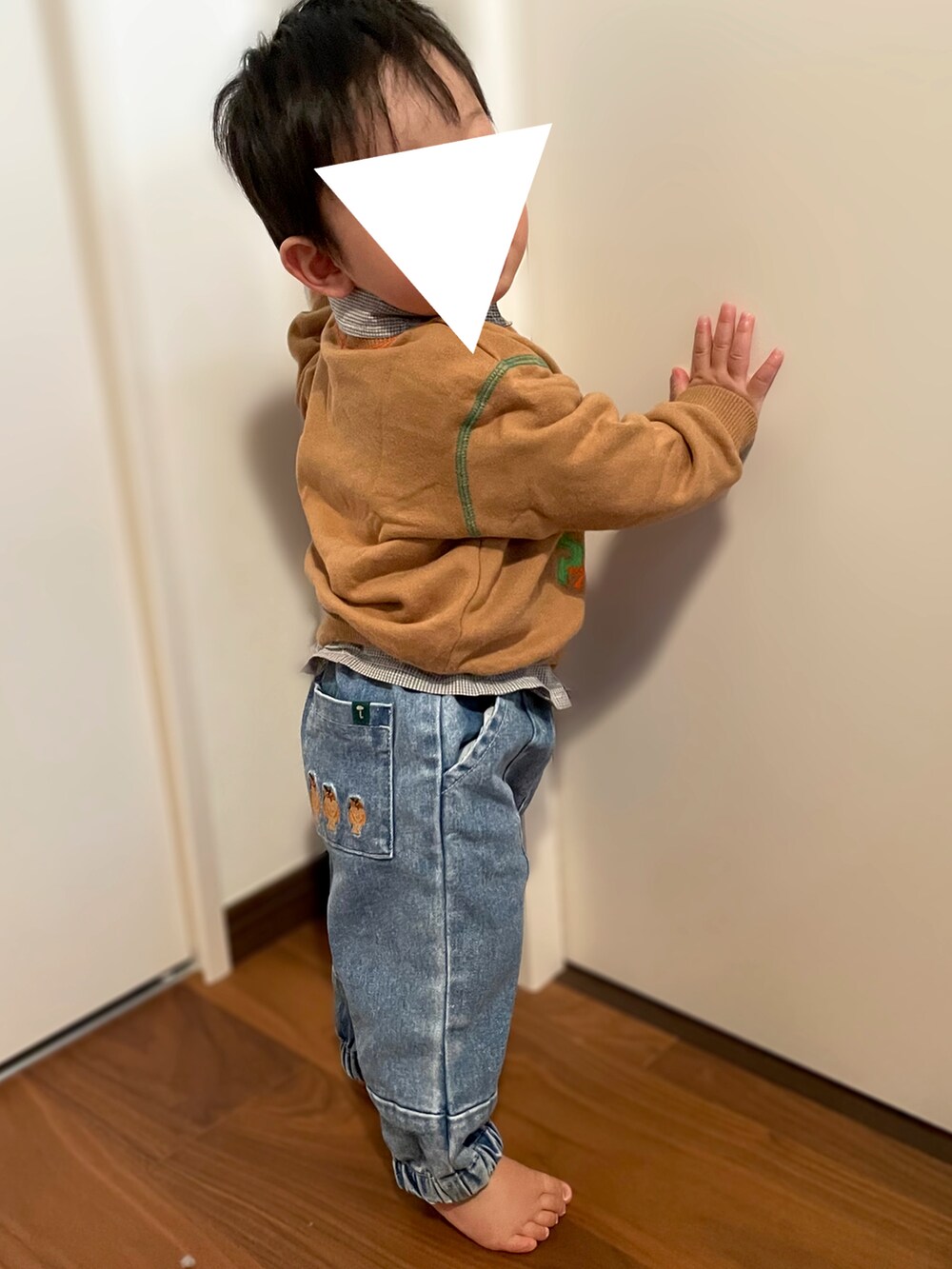 「むすこーで、デニムパンツ、1歳、1歳3ヶ月、１歳男の子、男の子コーデ、男の子ベビー、ベビーコーデ、ミキハウス、BIGFIELD、markey's、moimoln、古着、レイヤードスタイル」｜「BIG FIELDのギンガムチェック×総柄刺繍シャツ（80～130cm）（シャツ/ブラウス、グレー系）」を使った、𝚖𝚒𝚣𝚞☻︎　  さん（キッズ・70cm）の冬コーディネートの2枚目の写真