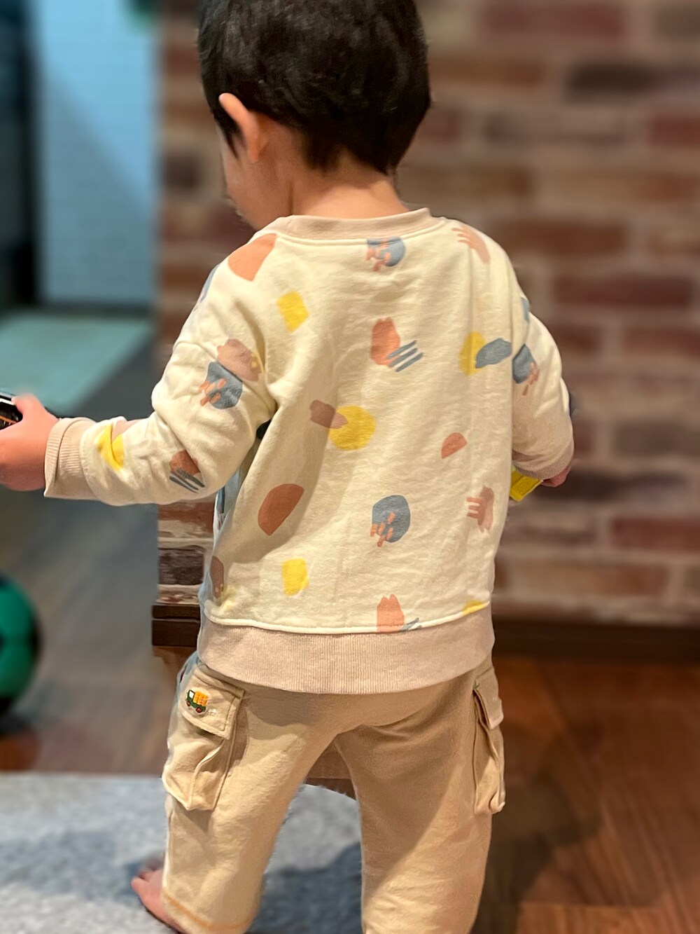 「男の子コーデ、西松屋、おとこのこ、1歳、男の子、1歳3ヶ月、保育園コーデ、保育園、シンプルコーデ、古着、ホットビスケッツ、ワントーンコーデ、ベビーコーデ、男の子ベビー、１歳男の子」｜「西松屋のアイテム（スウェット、ベージュ系）」を使った、𝚖𝚒𝚣𝚞☻︎　  さん（キッズ・70cm）の冬コーディネートの2枚目の写真