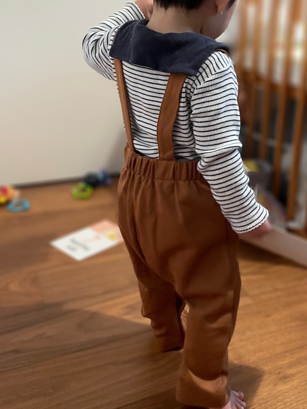 「男の子コーデ、キッズコーデ、ボーダー、むすこーで、1歳、1歳3ヶ月、１歳男の子、男の子ベビー、ベビーコーデ、サロペット、グラニフ、cottoli、バースデイ、パンダ、おとこのこ」｜「Design Tshirts Store graniphのアイテム（サロペット/オーバーオール、ブラウン系）」を使った、𝚖𝚒𝚣𝚞☻︎　  さん（キッズ・70cm）の冬コーディネートの2枚目の写真