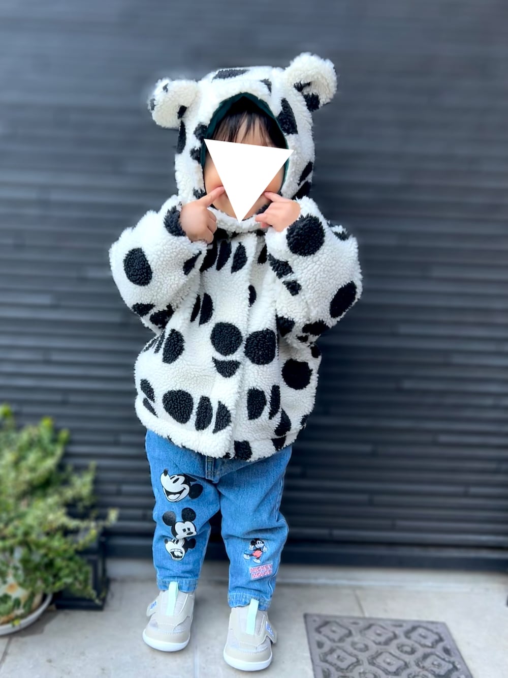 「キッズファッション、冬コーデ、むすこーで、保育園、保育園コーデ、耳付き帽子、2歳、2歳5ヶ月、マーキーズ(MARKEY'S)、HOGAN RANCH WEAR、ミッキー、男の子、2歳男の子、イフミー、ボアジャケット」|「Disneyのディズニーキャラクター デニムパンツ(その他パンツ、ブルー系)」を使った、𝚖𝚒𝚣𝚞☻︎ さん(キッズ・80cm)の冬コーディネートの2枚目の写真