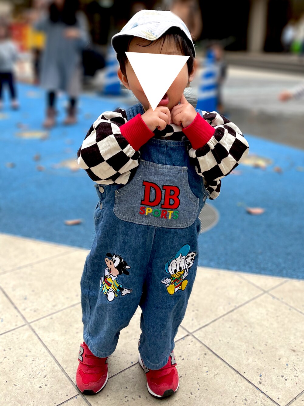 「休日スタイル、キッズコーデ、キャップ、男の子ベビー、むすこーで、オーバーオール、1歳、1歳半、1歳6ヶ月、１歳男の子、ベビーコーデ、ジェラート　ピケ(gelato pique)、used、ニューバランス、HOGAN RANCH WEAR」｜「gelato piqueのアイテム（キャップ、ホワイト系）」を使った、𝚖𝚒𝚣𝚞☻︎　  さん（キッズ・70cm）の春コーディネートの3枚目の写真