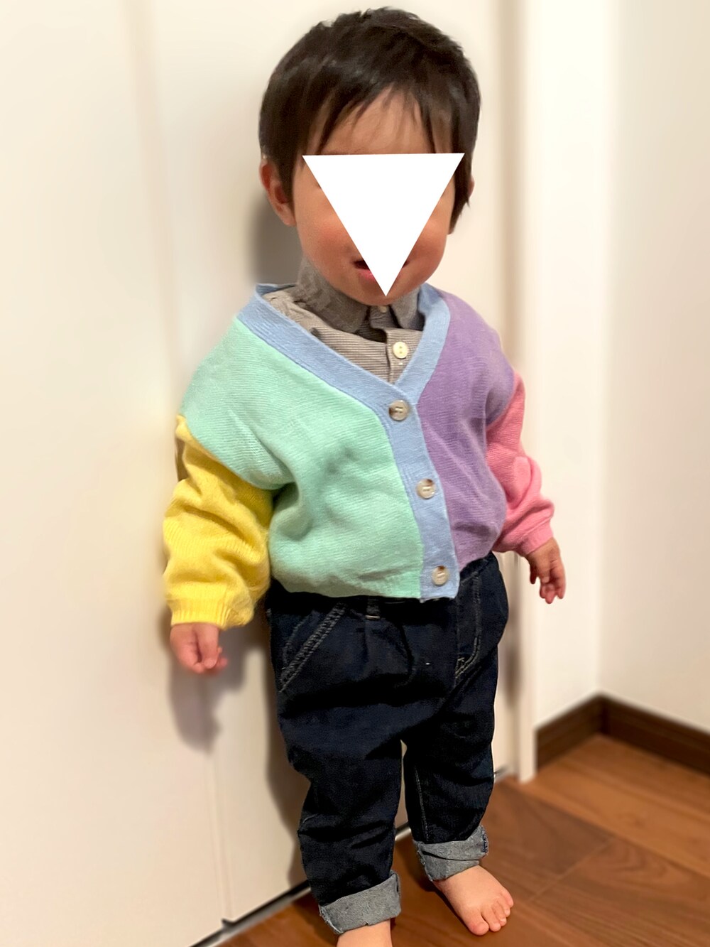 「カジュアルコーデ、キッズコーデ、1歳、1歳6ヶ月、1歳半、１歳男の子、男の子ベビー、ベビーコーデ、markey's、カラフル、カーディガン、デニムパンツ、big field、shein」｜「BIG FIELDのアイテム（デニムパンツ、ブルー系）」を使った、𝚖𝚒𝚣𝚞☻︎　  さん（キッズ・70cm）の春コーディネートの2枚目の写真
