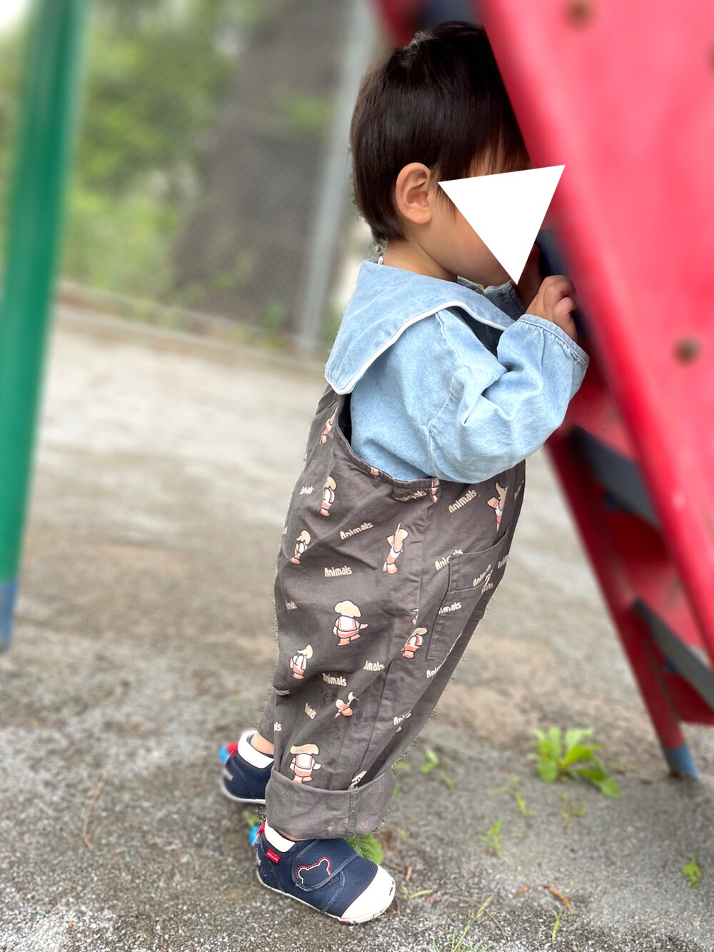 「スニーカー、休日スタイル、お出かけコーデ日記、1歳、韓国子供服、男の子、サロペット、１歳８ヶ月、１歳男の子、バースデイ、セーラーカラー、オーバーオール、ミキハウス、aimoha(aimoha)、ゾウさん」｜「MIKI HOUSEのセカンドベビーシューズ（スニーカー、ブルー系）」を使った、𝚖𝚒𝚣𝚞☻︎　  さん（キッズ・80cm）の春コーディネートの3枚目の写真