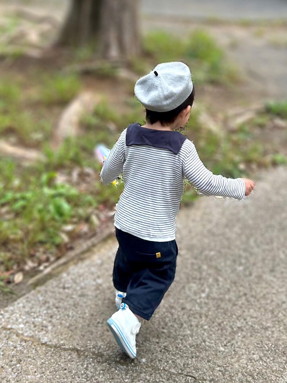 「スニーカー、秋服まるっと大公開、むすこーで、キッズファッション、男の子、2歳、２歳1ヶ月、2歳男の子、バースデイ、ベレー帽、moimoln、シナモロール、コンバース、サンリオ、ampersand」｜「Ampersandの/サーモベレー（ハンチング/ベレー帽、グレー系）」を使った、𝚖𝚒𝚣𝚞☻︎　  さん（キッズ・80cm）の秋コーディネートの3枚目の写真