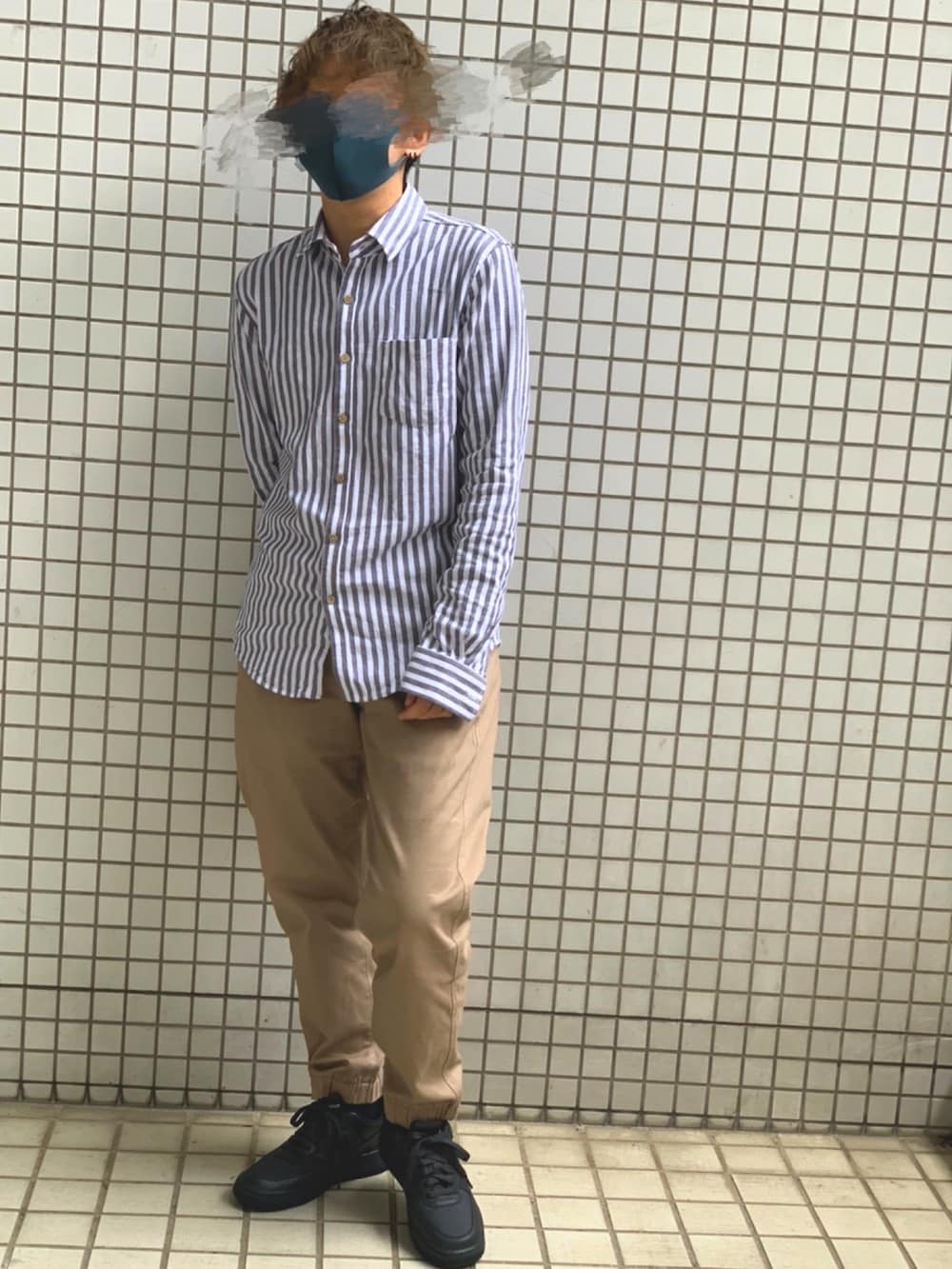 ベージュ系のパンツ、ブラック系のスニーカー、グレー系のシャツ/ブラウスを着用したメンズの春コーディネートの2枚目の写真