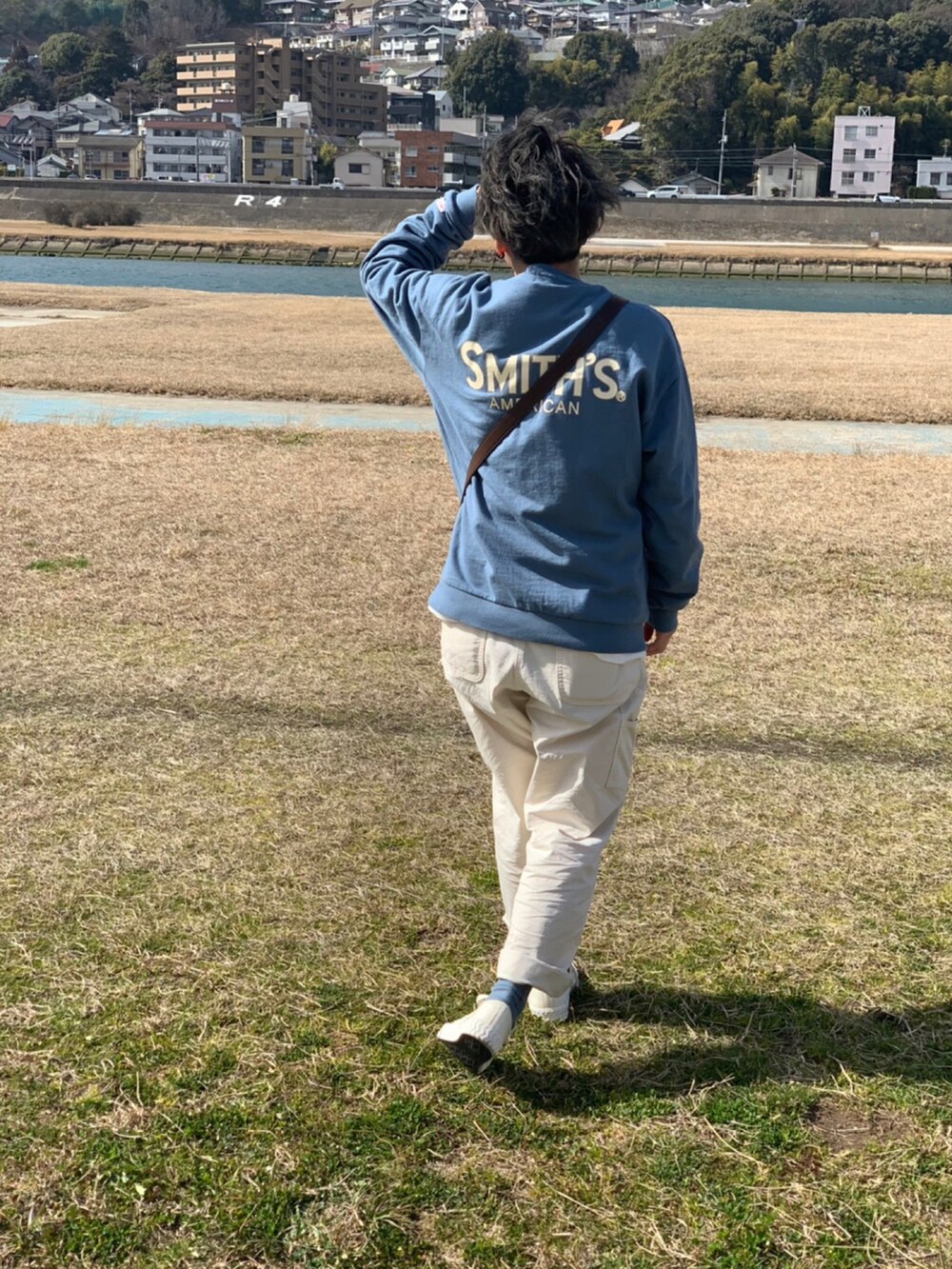 「coen、UNIQLO、EMMA CLOTHES、HARE、休日スタイル、春コーデ、ブルー、白パンツ、低身長」|「UNIQLOのアイテム(パンツ、ホワイト系)」を使った、笑さん(メンズ・159cm)の春コーディネートの2枚目の写真