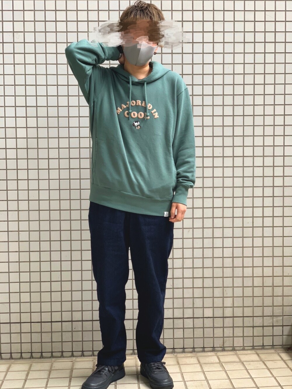 ブルー系のパンツ、イエロー系のエコバッグ/サブバッグ、ブラック系のスニーカーを着用したメンズの春コーディネートの2枚目の写真