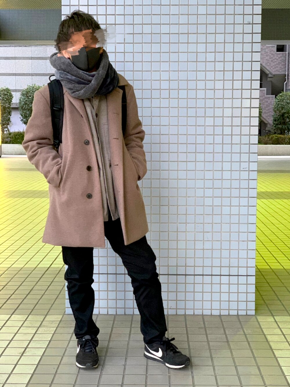 ブラウン系のシャツ/ブラウス、ブラック系のその他パンツ、ブラック系のスニーカーを着用したメンズの春コーディネートの2枚目の写真