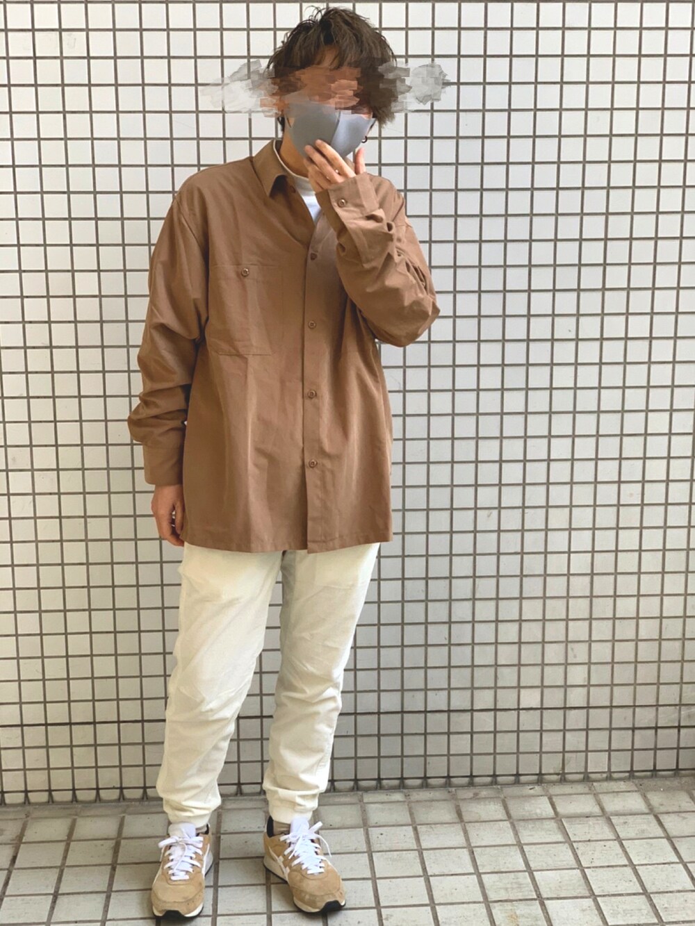 ホワイト系のその他パンツ、ブラウン系のスニーカー、ブラウン系のシャツ/ブラウスを着用したメンズの春コーディネートの2枚目の写真