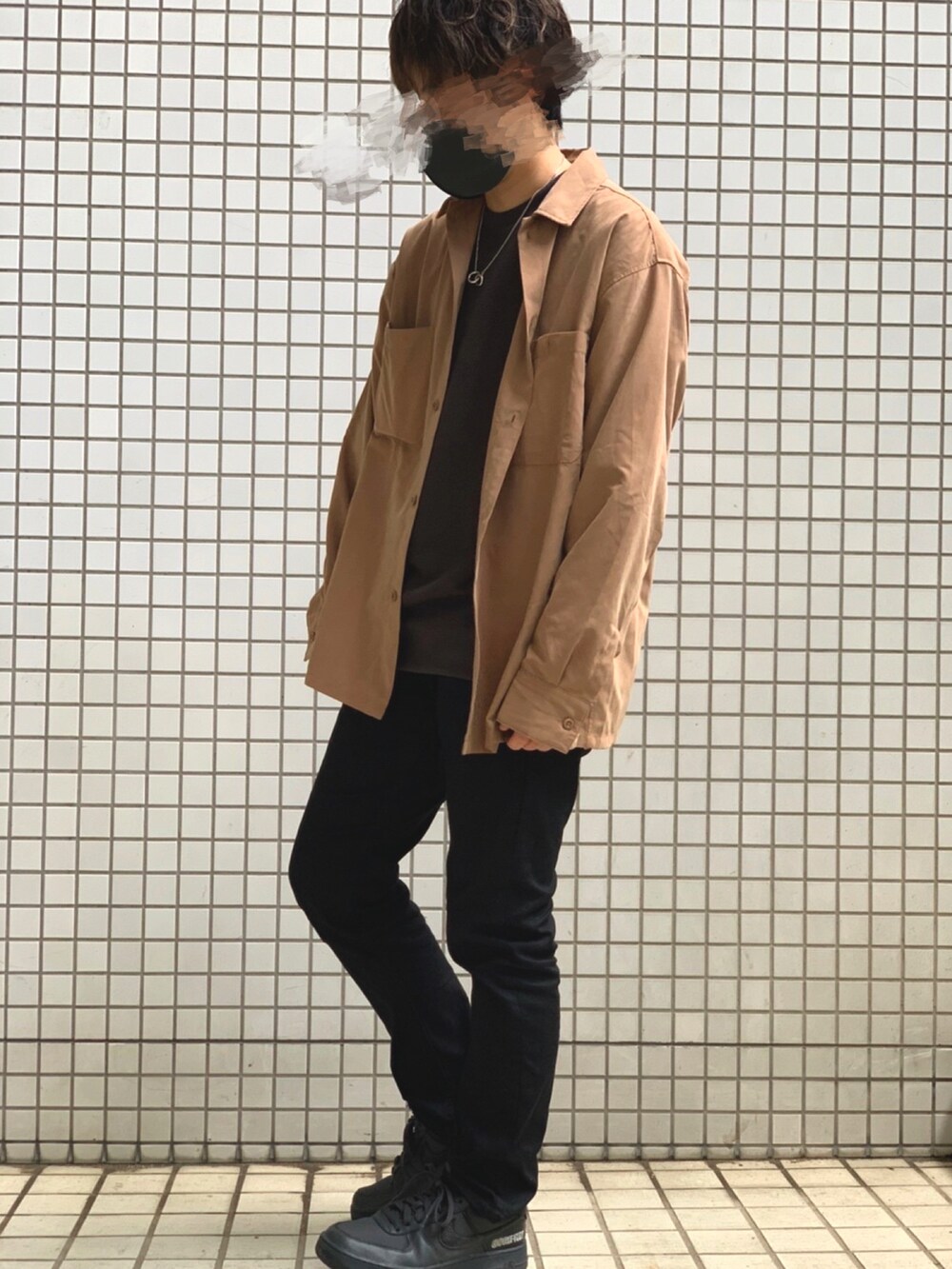 ブラック系のその他パンツ、ブラック系のスニーカー、ブラウン系のシャツ/ブラウスを着用したメンズの夏コーディネートの2枚目の写真