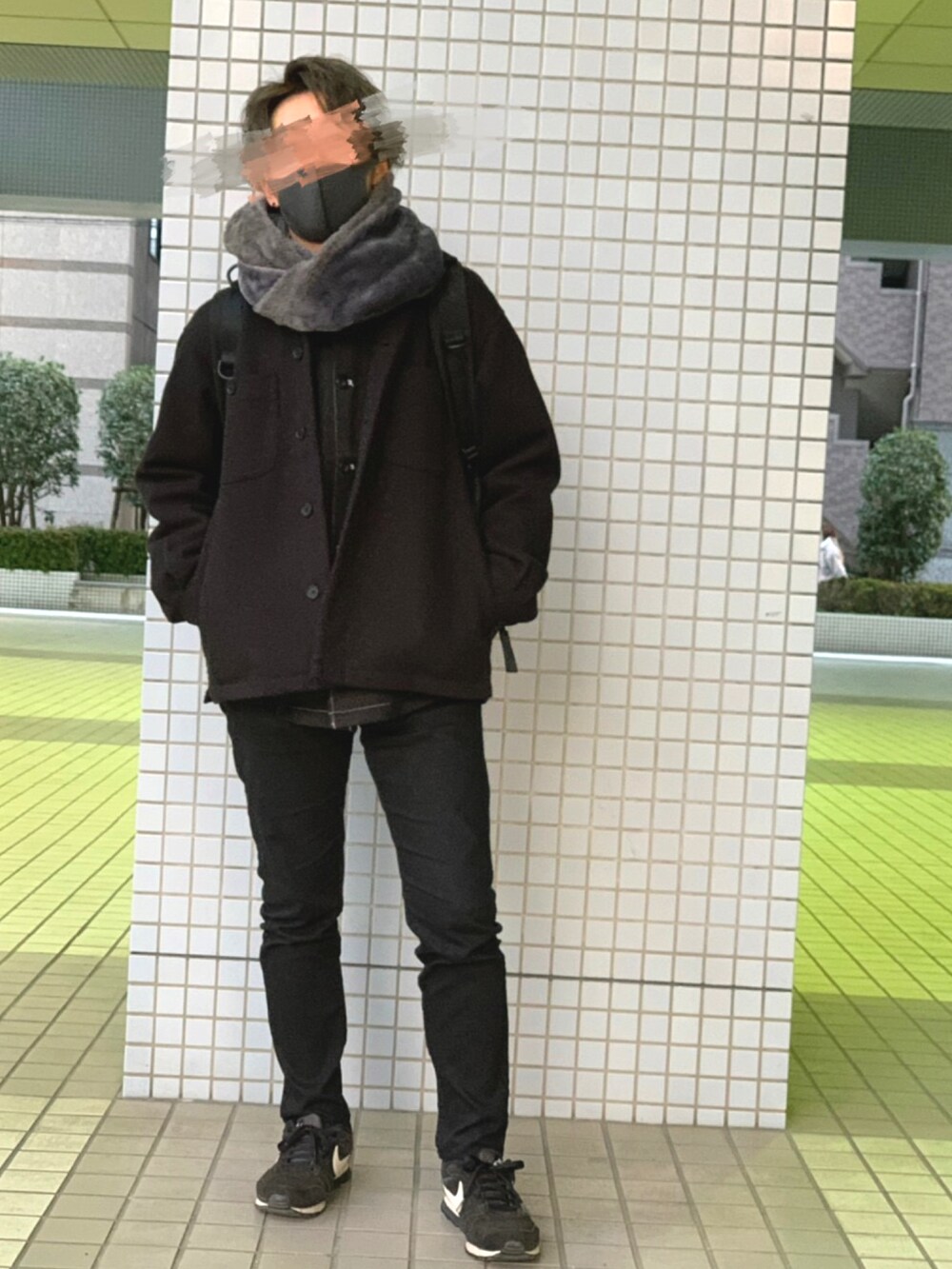 ブラック系のシャツ/ブラウス、ブルー系のスラックス、ブラック系のスニーカーを着用したメンズの春コーディネートの2枚目の写真