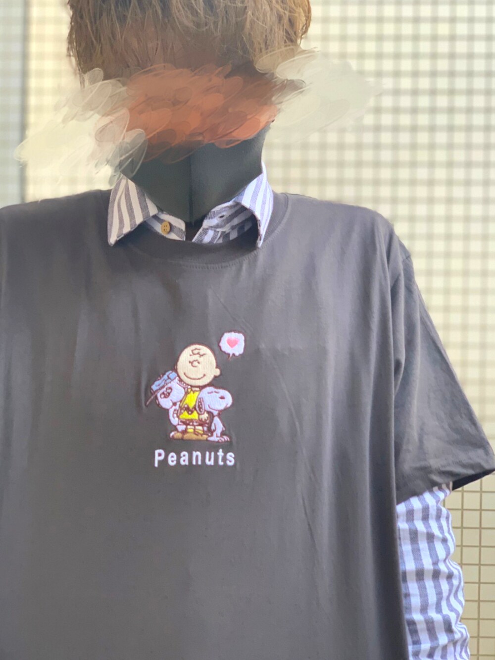 ブルー系のデニムパンツ、ブラック系のスニーカー、ブラック系のTシャツ/カットソーを着用したメンズの春コーディネートの2枚目の写真