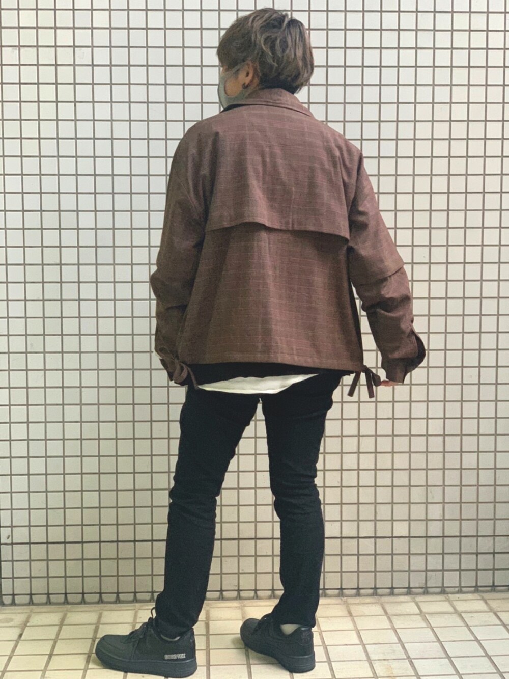 ブラック系のその他パンツ、ブラック系のスニーカー、ブラウン系のブルゾンを着用したメンズの春コーディネートの2枚目の写真