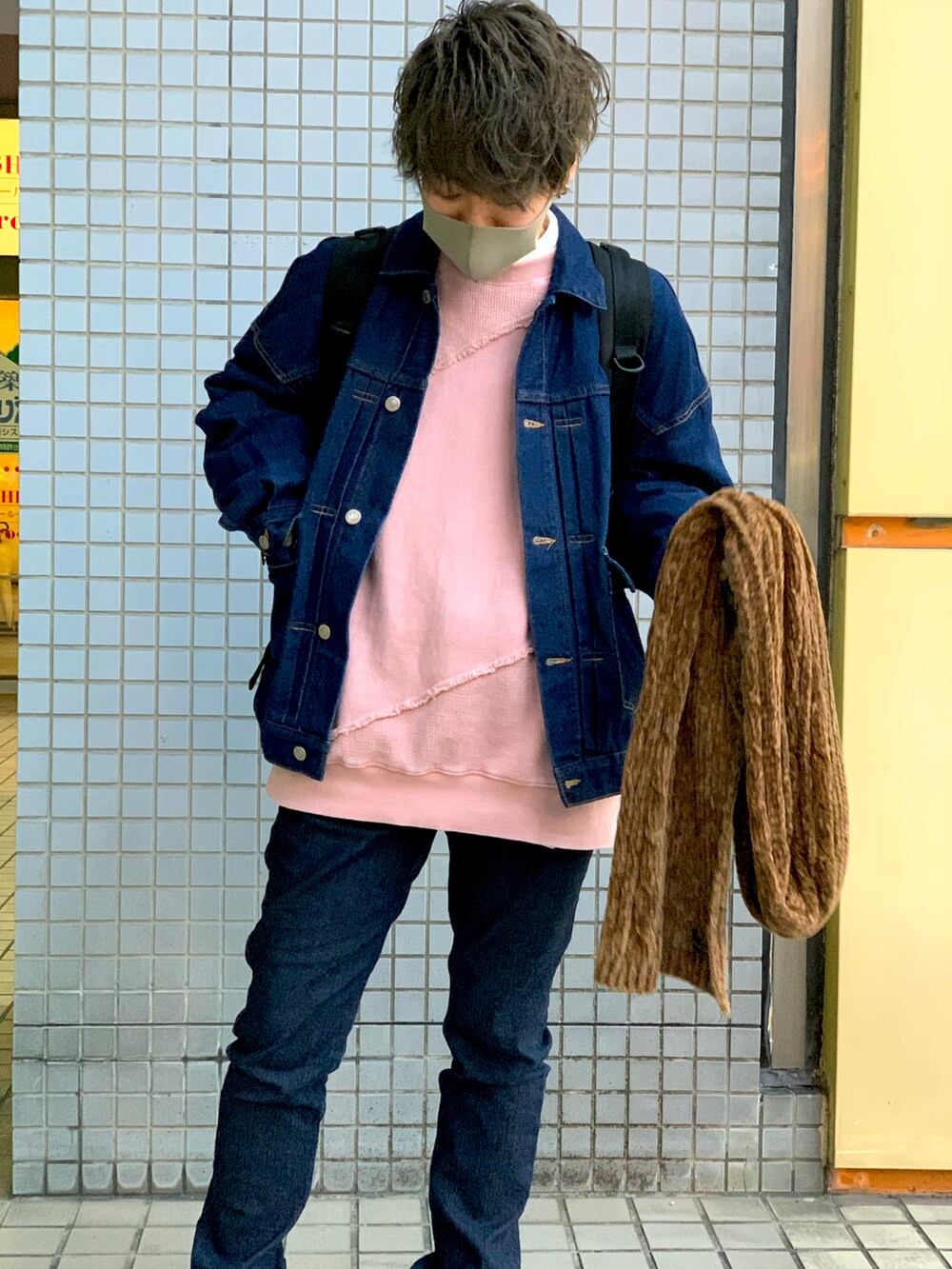 ブルー系のデニムパンツ、ブラック系のスニーカー、ピンク系のTシャツ/カットソーを着用したメンズの春コーディネートの2枚目の写真