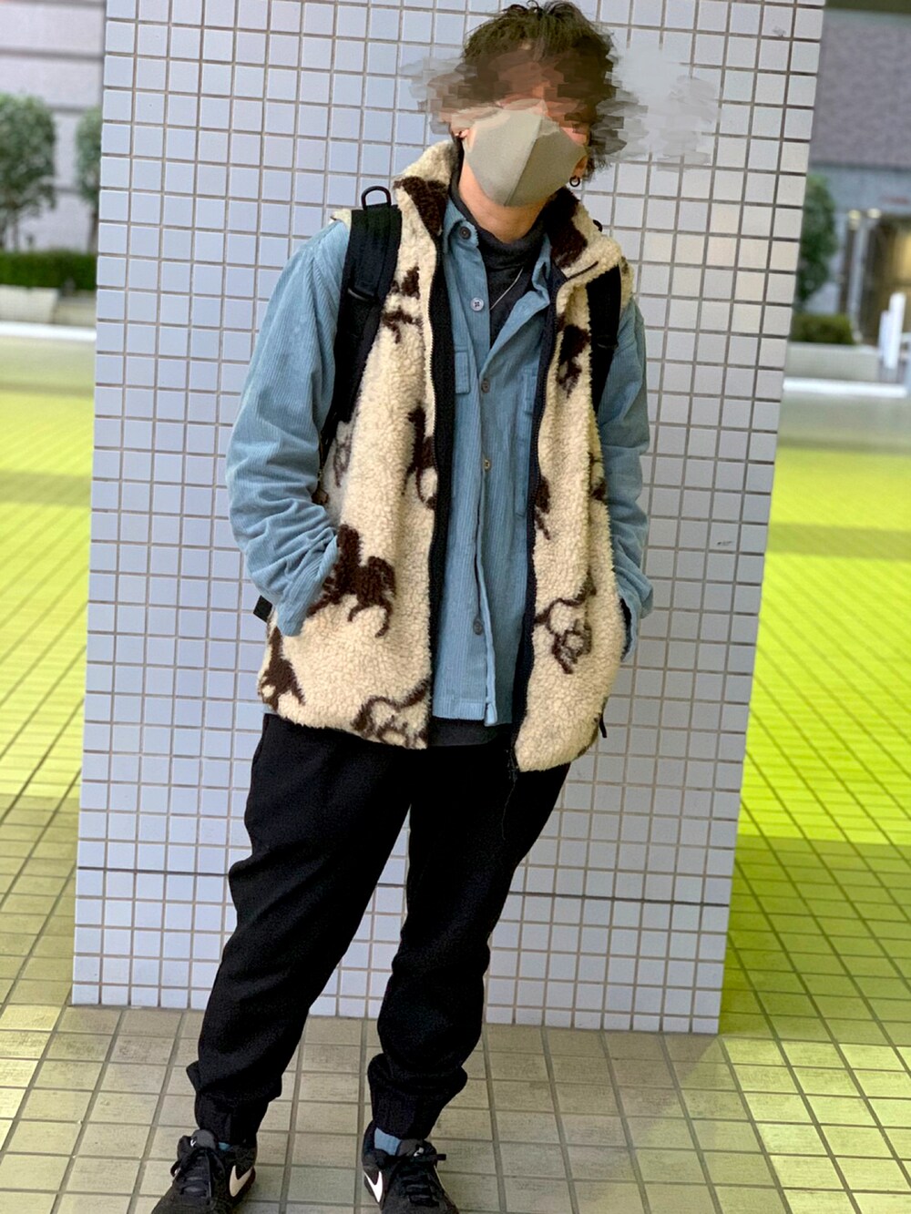 ブラック系のその他パンツ、ブラック系のスニーカー、ブルー系のシャツ/ブラウスを着用したメンズの春コーディネートの2枚目の写真