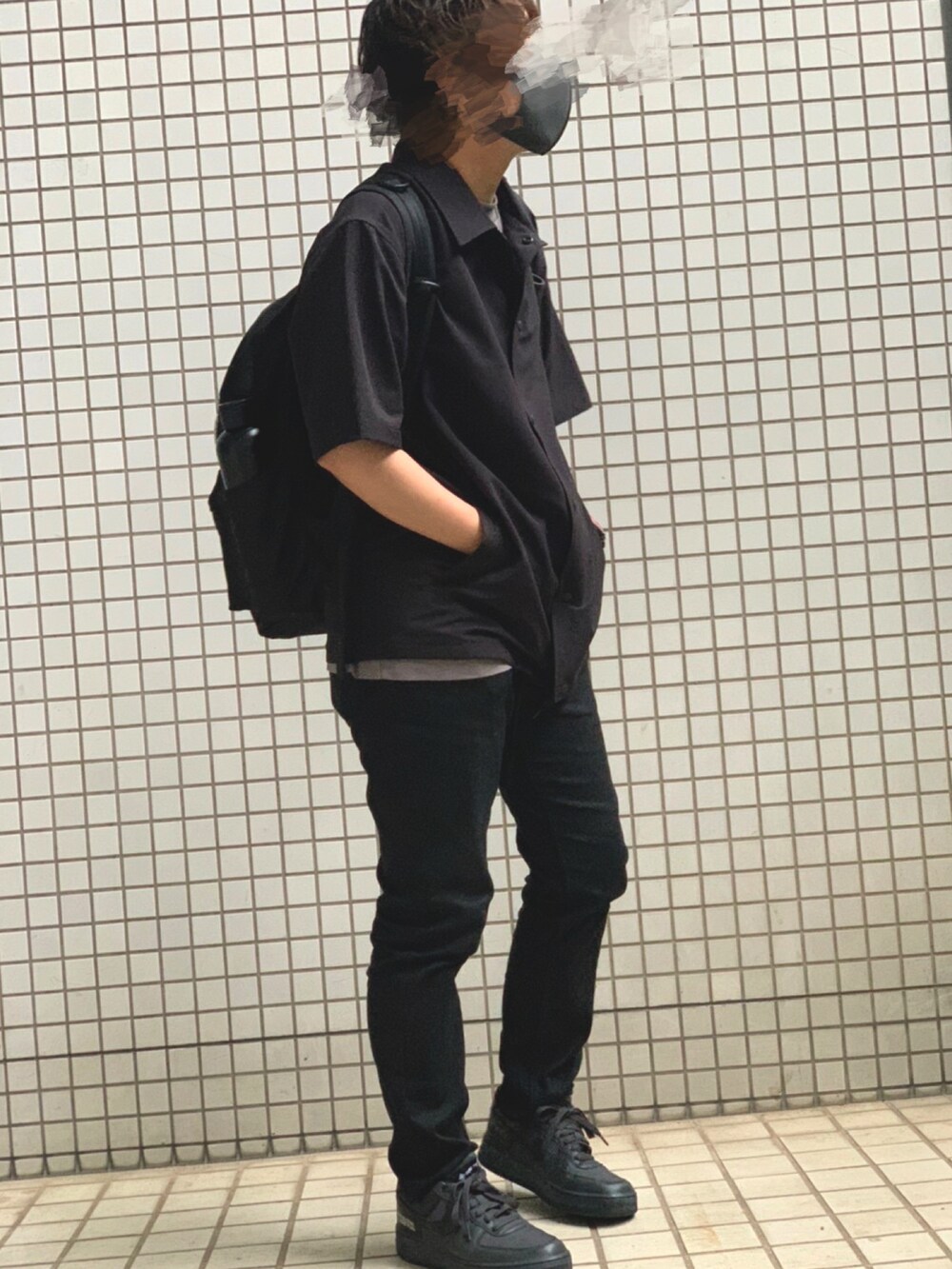 ブラック系のその他パンツ、ブラック系のスニーカー、ブラック系のシャツ/ブラウスを着用したメンズの夏コーディネートの2枚目の写真