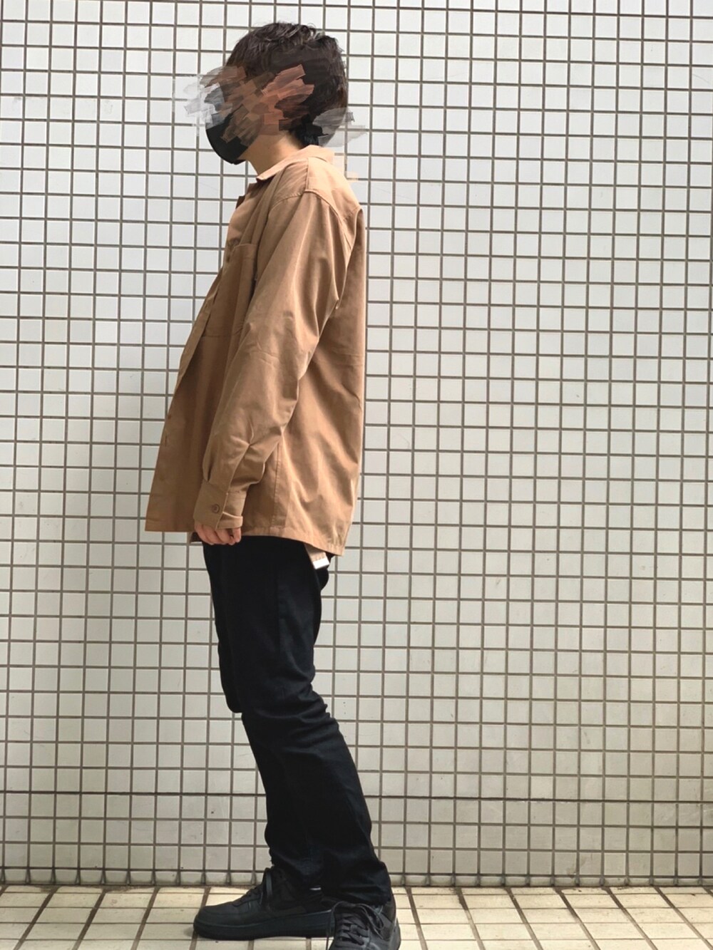 ブラック系のその他パンツ、ブラック系のスニーカー、ブラウン系のシャツ/ブラウスを着用したメンズの夏コーディネートの3枚目の写真