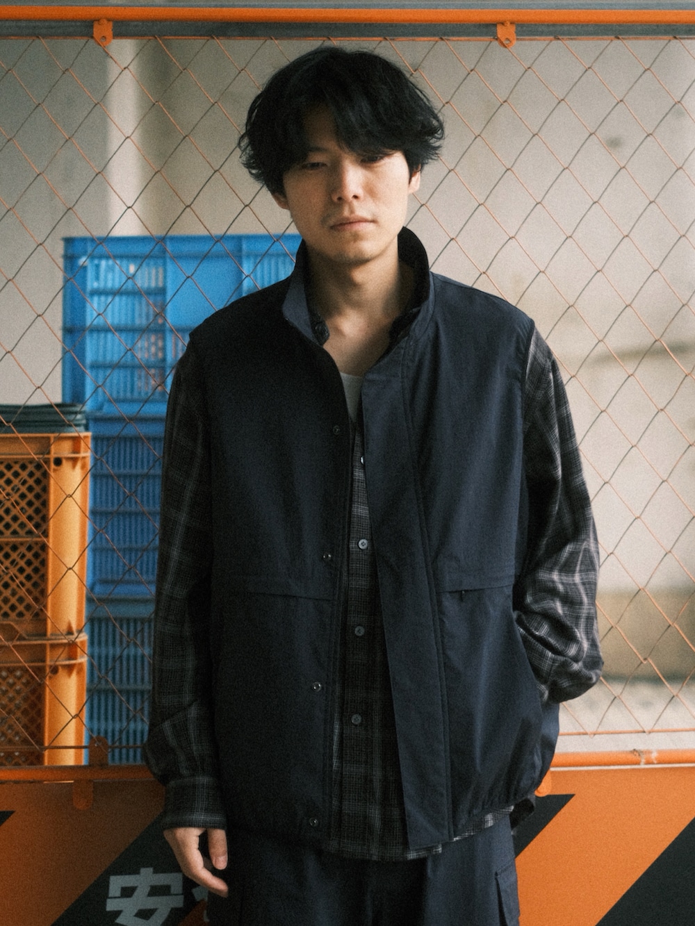「shiunのTECH VEST（ベスト、ブラック系）」を使った、わむう_wamuさん（メンズ・164cm）の春コーディネートの2枚目の写真