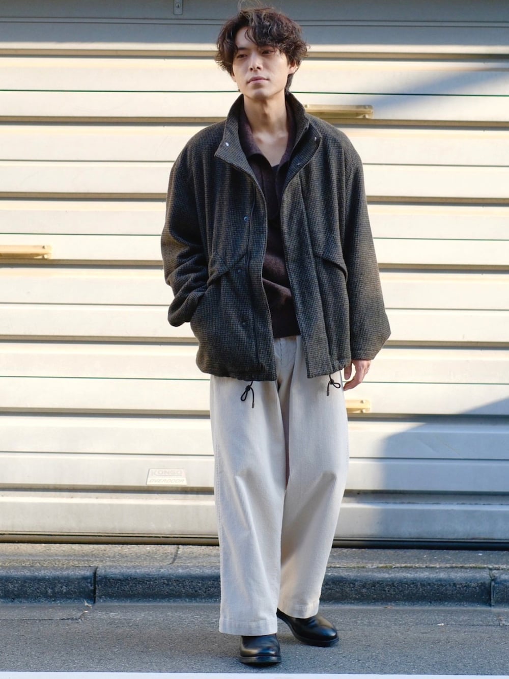 「ファッションを楽しもう、シンプルスタイル、休日スタイル、シンプル、おしゃれさんと繋がりたい、ビッグシルエット、秋コーデ、冬コーデ、低身長、shiun、ストリート、服好きな人と繋がりたい、ニット、ニットポロ、コーデュロイ」|「HARROGATEのアイテム(ブーツ、ブラック系)」を使った、わむう_wamuさん(メンズ・164cm)の秋コーディネートの2枚目の写真