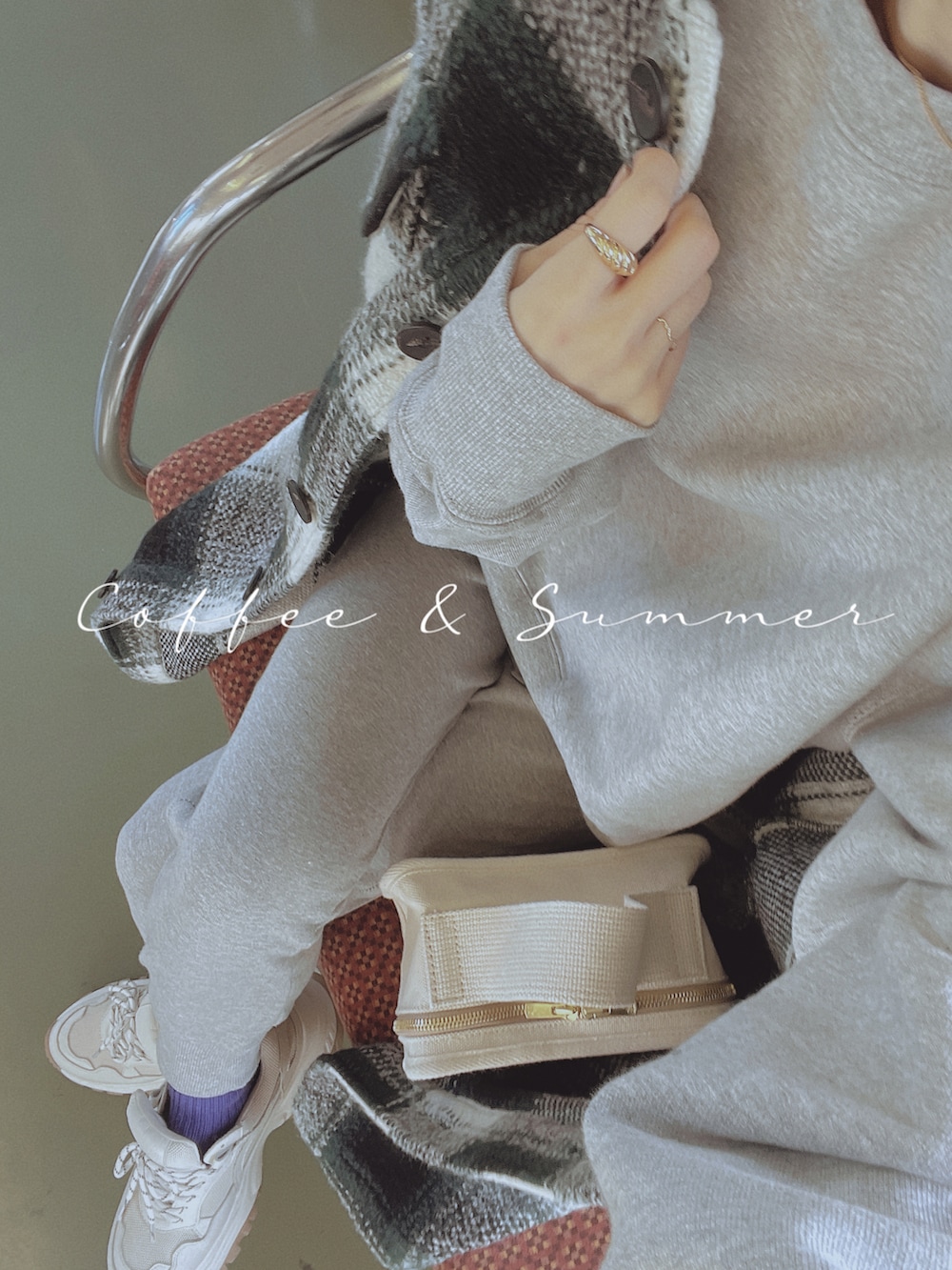 グリーン系のジャケット/アウター、グレー系のスウェット、グレー系のスウェットパンツを着用したレディースの秋コーディネートの2枚目の写真