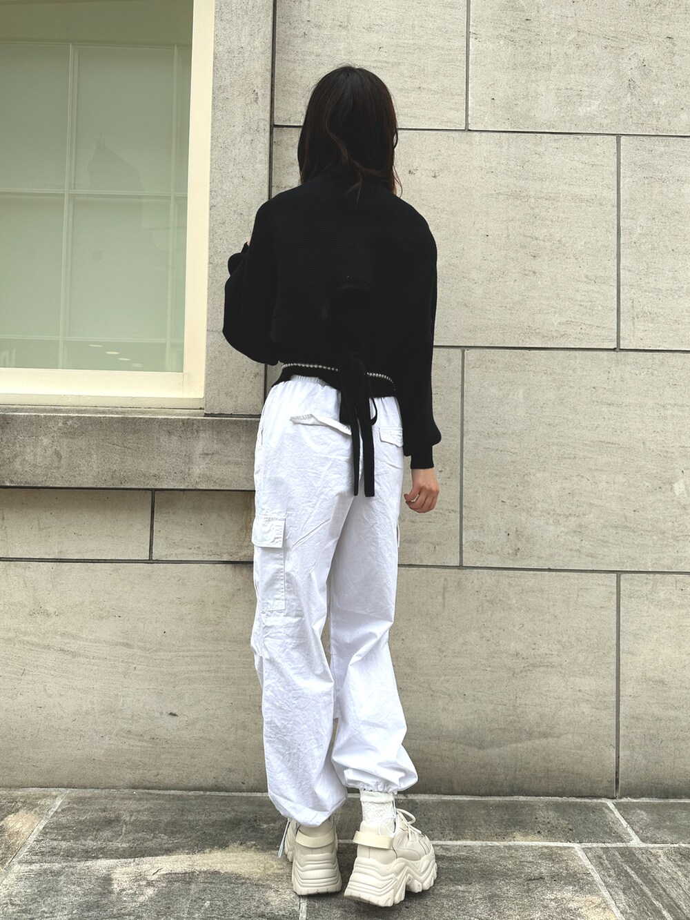 「春服デビュー宣言、春服、カジュアルコーデ、春カラー、きれいめカジュアル、おでかけコーデ、大人カジュアル、休日スタイル、着回しコーデ、モノトーン、カーゴパンツ、高身長女子、骨格ウェーブ、厚底シューズ、韓国ファッション」｜「OLIVE des OLIVEの刺繍ワンポイントニットタンクトップ（タンクトップ、ブラック系）」を使った、akaneさん（レディース・167cm）の春コーディネートの3枚目の写真