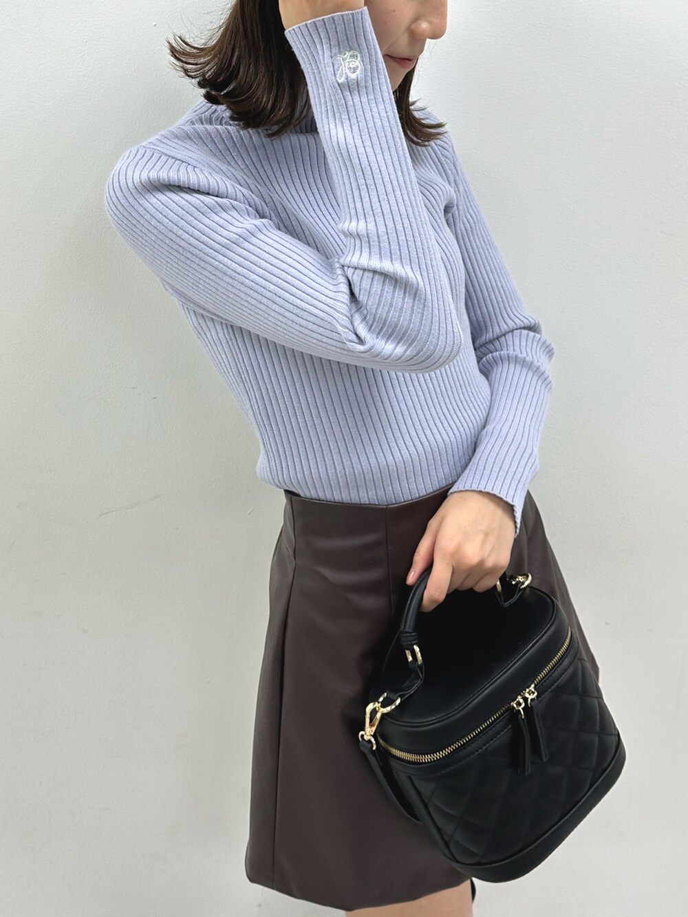 「WEARハロウィン2022、キレイめコーデ、秋冬、カラー×コーデ、高身長女子、骨格ウェーブ、イエベ秋、ロングブーツ、サックスブルー、ブルー、ショートパンツ、レザーパンツ、タートルネック、リブニット、カジュアルコーデ」|「OLIVE des OLIVEのタートルネック刺繍リブニット(ニット/セーター、ブルー系)」を使った、akaneさん(レディース・167cm)の秋コーディネートの4枚目の写真