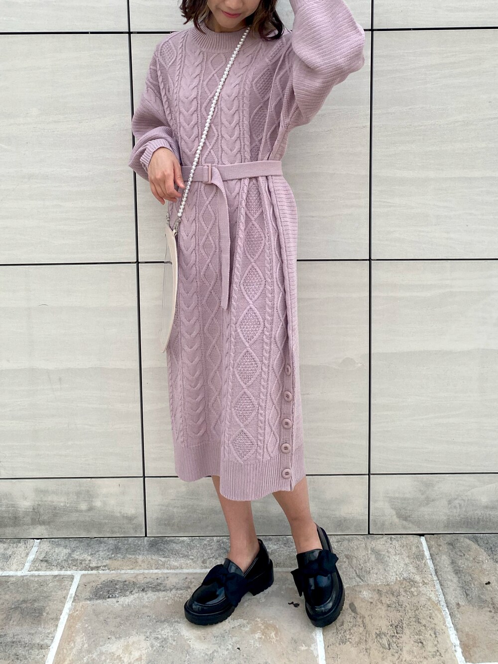 「休日スタイル、オトナ女子、秋先取りコーデ、ロングワンピース、大人女子、ラベンダー、ローファー、ニットワンピース、秋冬コーデ、冬コーデ、ケーブルニット、ラフ、プチプラコーデ、オトナカジュアル、着回しコーデ」｜「OLIVE des OLIVEのAimerianejoieうちわケース（その他雑貨、ピンク系）」を使った、akaneさん（レディース・167cm）の夏コーディネートの2枚目の写真