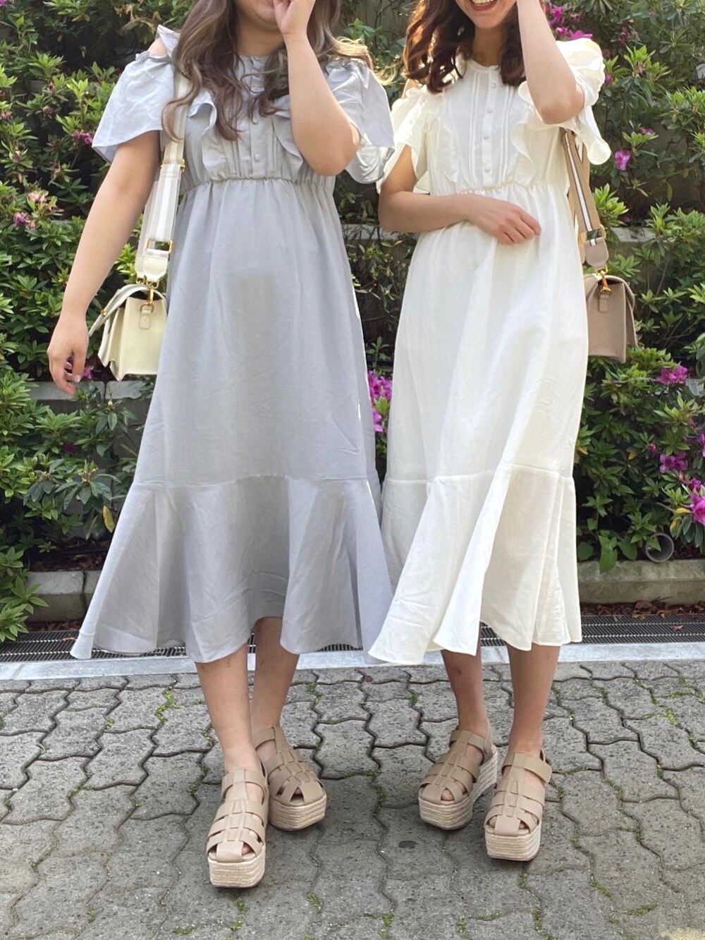「FUDGEBOYのトラッドスタイル、休日スタイル、オトナ女子、夏コーデ、大人かわいい、大人ガーリー、ワンピース、ロングワンピース、ホワイト、サックスブルー、高身長女子、グルカサンダル、サンダル、肌見せ、デート」|「OLIVE des OLIVEのすずらん肩開きワンピース(ワンピース、ホワイト系)」を使った、akaneさん(レディース・167cm)の春コーディネートの2枚目の写真