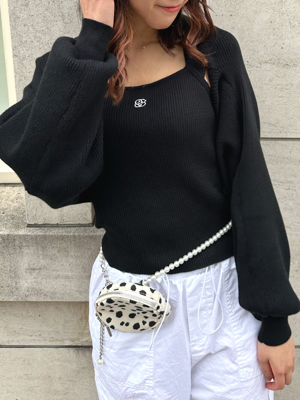 「春服デビュー宣言、春服、大人カジュアル、休日スタイル、おでかけコーデ、春カラー、スニーカーコーデ、カーディガン、カーゴパンツ、モノトーン、ラフコーデ、リラックススタイル、ボレロ、厚底シューズ、高身長女子」｜「OLIVE des OLIVEのマルチWAYリボンボレロ（カーディガン/ボレロ、ブラック系）」を使った、akaneさん（レディース・167cm）の春コーディネートの5枚目の写真