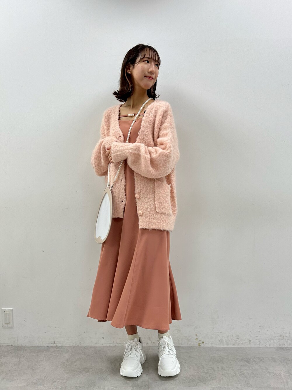 「秋ルック紹介するよ、秋服、休日スタイル、秋服コーデ、カラーコーデ、骨格ウェーブ、大人かわいい、プチプラコーデ、厚底シューズ、高身長コーデ、ロングワンピース、キャミワンピ、ワンピースコーデ、ピンクコーデ、ニットカーディガン」｜「OLIVE des OLIVEの【WEB限定カラー有】ミックス起毛Ｖネックカーディガン（カーディガン/ボレロ、ピンク系）」を使った、akaneさん（レディース・167cm）の秋コーディネートの2枚目の写真