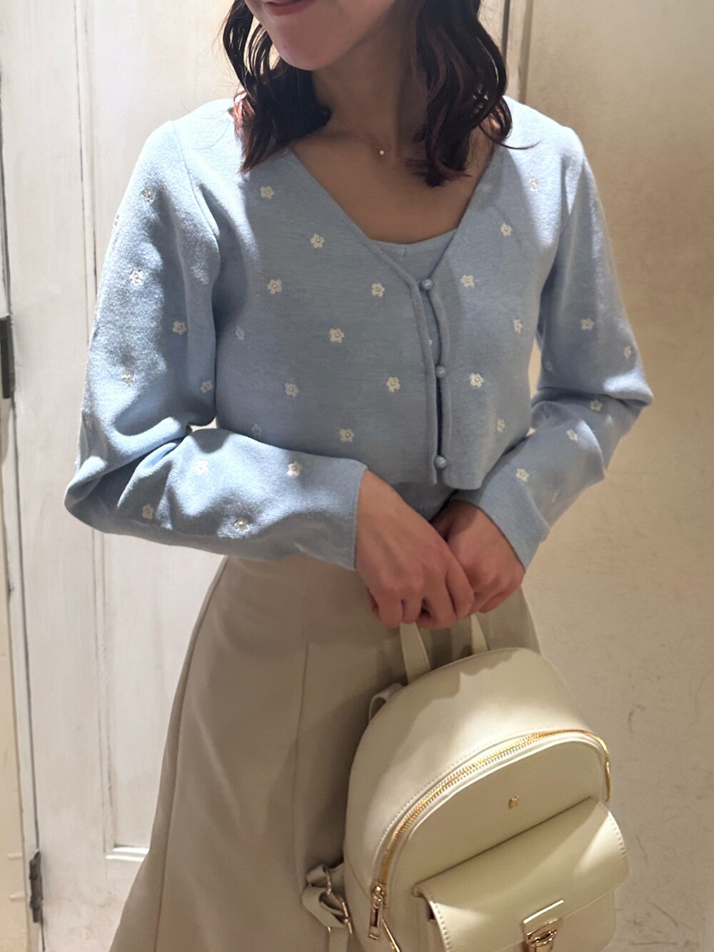 「ほめられ本命コーデ、春服、春カラー、着回しコーデ、骨格ウェーブ、私の推しブランド、高身長女子、春先取り、花柄、カーディガン、マーメイドスカート、ミニスカート、サックスブルー、ガーリーコーデ、デート」|「OLIVE des OLIVEの花刺繍カーディガン(カーディガン/ボレロ、ブルー系)」を使った、akaneさん(レディース・167cm)の冬コーディネートの4枚目の写真