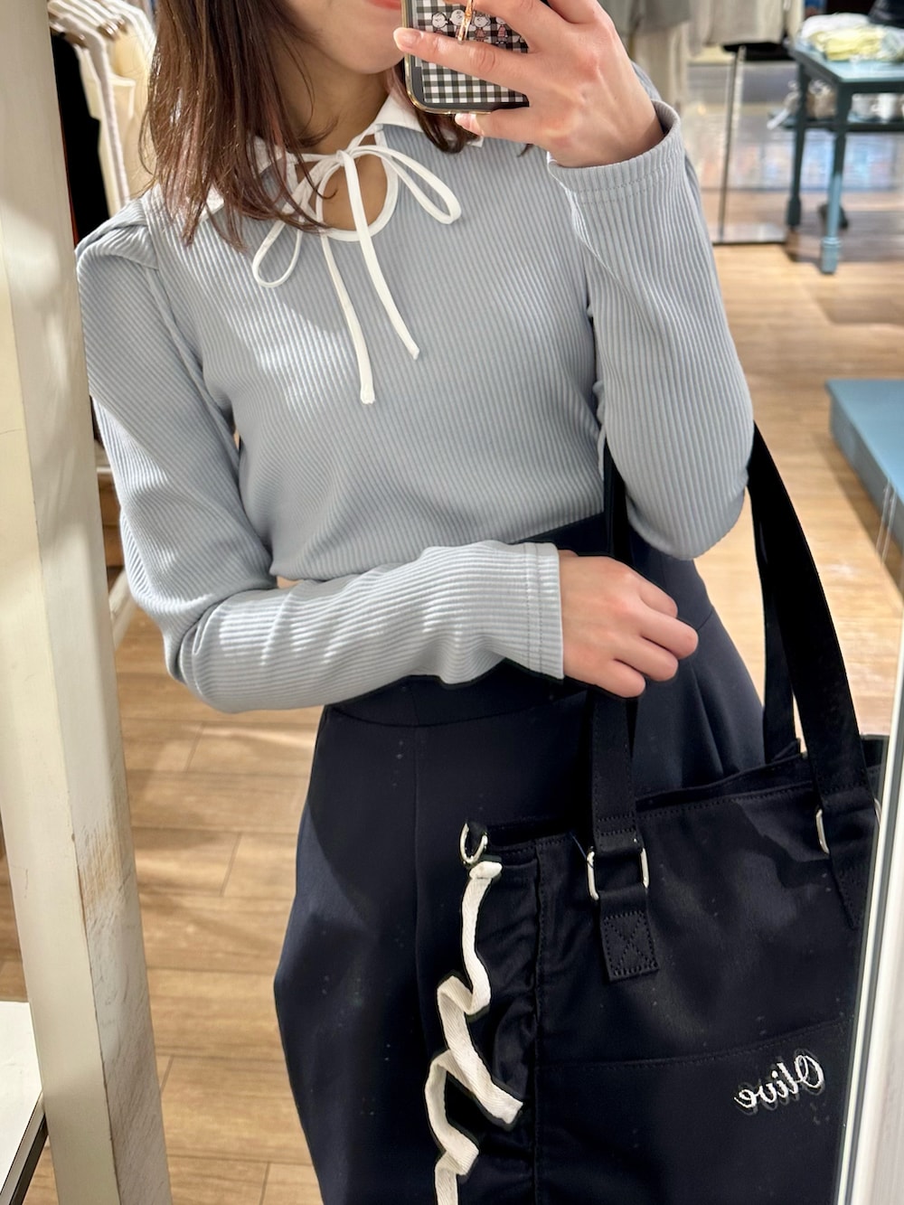 「ほめられ本命コーデ、春服、ゆるコーデ、春カラー、高身長女子、お出かけコーデ、骨格ウェーブ、厚底シューズ、大人女子、マーメイドスカート、ブルー、デート、パンプス、ロングスカート、楽チンコーデ」｜「OLIVE des OLIVEの白衿リボンプルオーバー（Tシャツ/カットソー、ブルー系）」を使った、akaneさん（レディース・167cm）の冬コーディネートの3枚目の写真