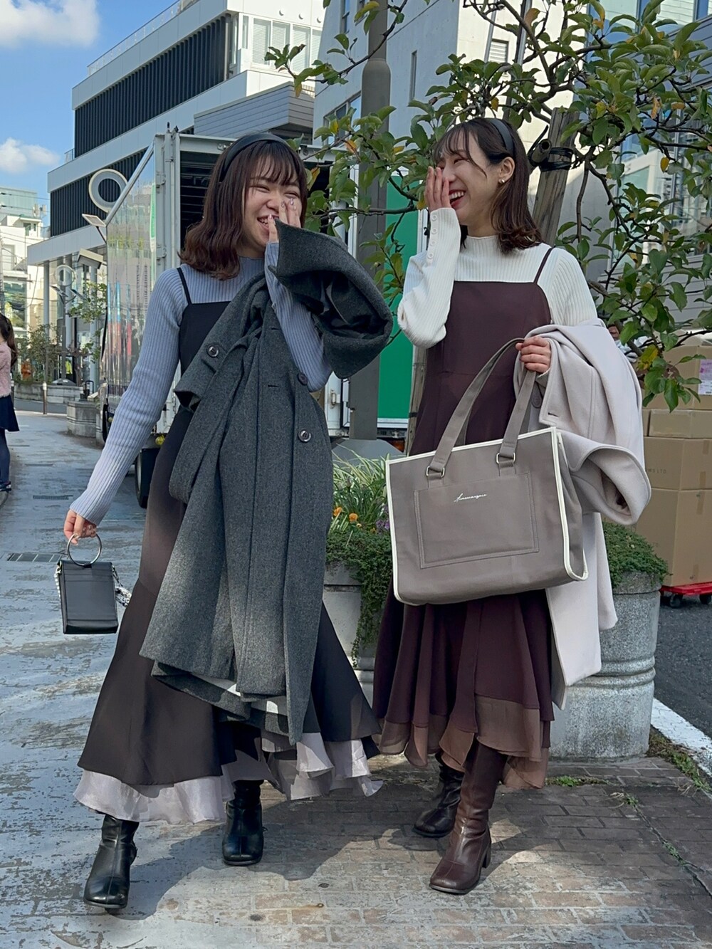 「未来のWEARISTAプロジェクト、キレイめ、秋冬、プチプラコーデ、キャミワンピ、双子コーデ、高身長女子、ロングコート、ステンカラーコート、ロングブーツ、デート、ワンピーススタイル、大人ガーリー、冬コーデ、冬アウター」|「OLIVE des OLIVEのステンカラーロングコート(ステンカラーコート、グレー系)」を使った、akaneさん(レディース・167cm)の秋コーディネートの4枚目の写真