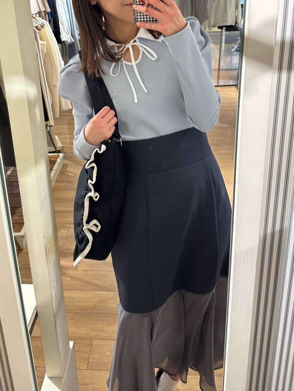 「ほめられ本命コーデ、春服、ゆるコーデ、春カラー、高身長女子、お出かけコーデ、骨格ウェーブ、厚底シューズ、大人女子、マーメイドスカート、ブルー、デート、パンプス、ロングスカート、楽チンコーデ」｜「OLIVE des OLIVEの白衿リボンプルオーバー（Tシャツ/カットソー、ブルー系）」を使った、akaneさん（レディース・167cm）の冬コーディネートの2枚目の写真