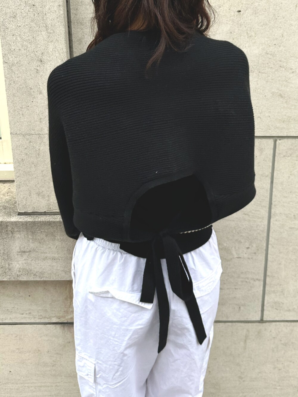 「春服デビュー宣言、春服、カジュアルコーデ、春カラー、きれいめカジュアル、おでかけコーデ、大人カジュアル、休日スタイル、着回しコーデ、モノトーン、カーゴパンツ、高身長女子、骨格ウェーブ、厚底シューズ、韓国ファッション」｜「OLIVE des OLIVEの刺繍ワンポイントニットタンクトップ（タンクトップ、ブラック系）」を使った、akaneさん（レディース・167cm）の春コーディネートの5枚目の写真