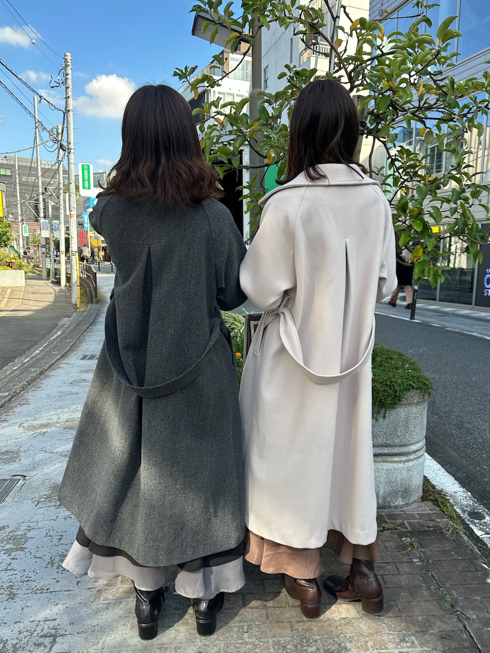 「未来のWEARISTAプロジェクト、キレイめ、秋冬、プチプラコーデ、キャミワンピ、双子コーデ、高身長女子、ロングコート、ステンカラーコート、ロングブーツ、デート、ワンピーススタイル、大人ガーリー、冬コーデ、冬アウター」|「OLIVE des OLIVEのステンカラーロングコート(ステンカラーコート、グレー系)」を使った、akaneさん(レディース・167cm)の秋コーディネートの2枚目の写真