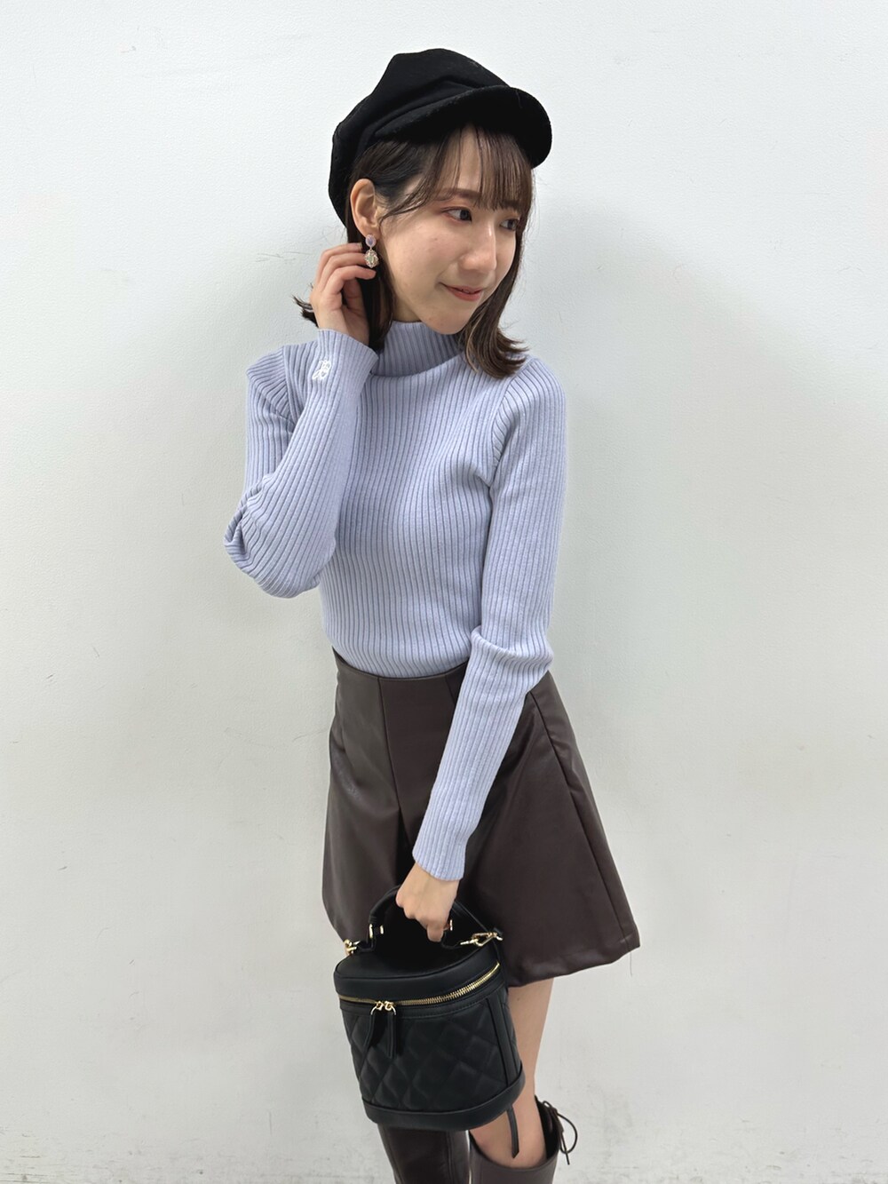 「WEARハロウィン2022、キレイめコーデ、秋冬、カラー×コーデ、高身長女子、骨格ウェーブ、イエベ秋、ロングブーツ、サックスブルー、ブルー、ショートパンツ、レザーパンツ、タートルネック、リブニット、カジュアルコーデ」|「OLIVE des OLIVEのタートルネック刺繍リブニット(ニット/セーター、ブルー系)」を使った、akaneさん(レディース・167cm)の秋コーディネートの3枚目の写真
