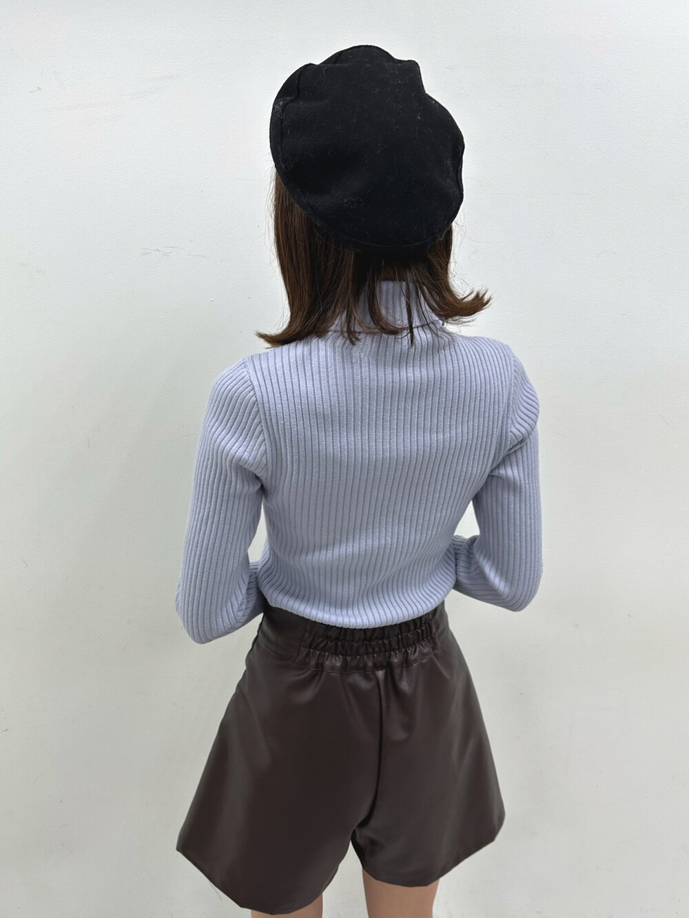 「WEARハロウィン2022、キレイめコーデ、秋冬、カラー×コーデ、高身長女子、骨格ウェーブ、イエベ秋、ロングブーツ、サックスブルー、ブルー、ショートパンツ、レザーパンツ、タートルネック、リブニット、カジュアルコーデ」|「OLIVE des OLIVEのタートルネック刺繍リブニット(ニット/セーター、ブルー系)」を使った、akaneさん(レディース・167cm)の秋コーディネートの5枚目の写真