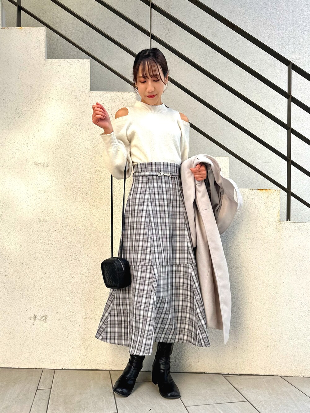 「休日スタイル、カジュアル、キレイめコーデ、ミニバッグ、大人カジュアル、カジュアルガーリー、あったかコーデ、白ニット、大人ファッション、ステンカラーコート、チェック、フレアスカート、肩あき、高身長女子、骨格ウェーブ」｜「OLIVE des OLIVEのアイテム（福袋/福箱、ブラック系）」を使った、akaneさん（レディース・167cm）の秋コーディネートの4枚目の写真