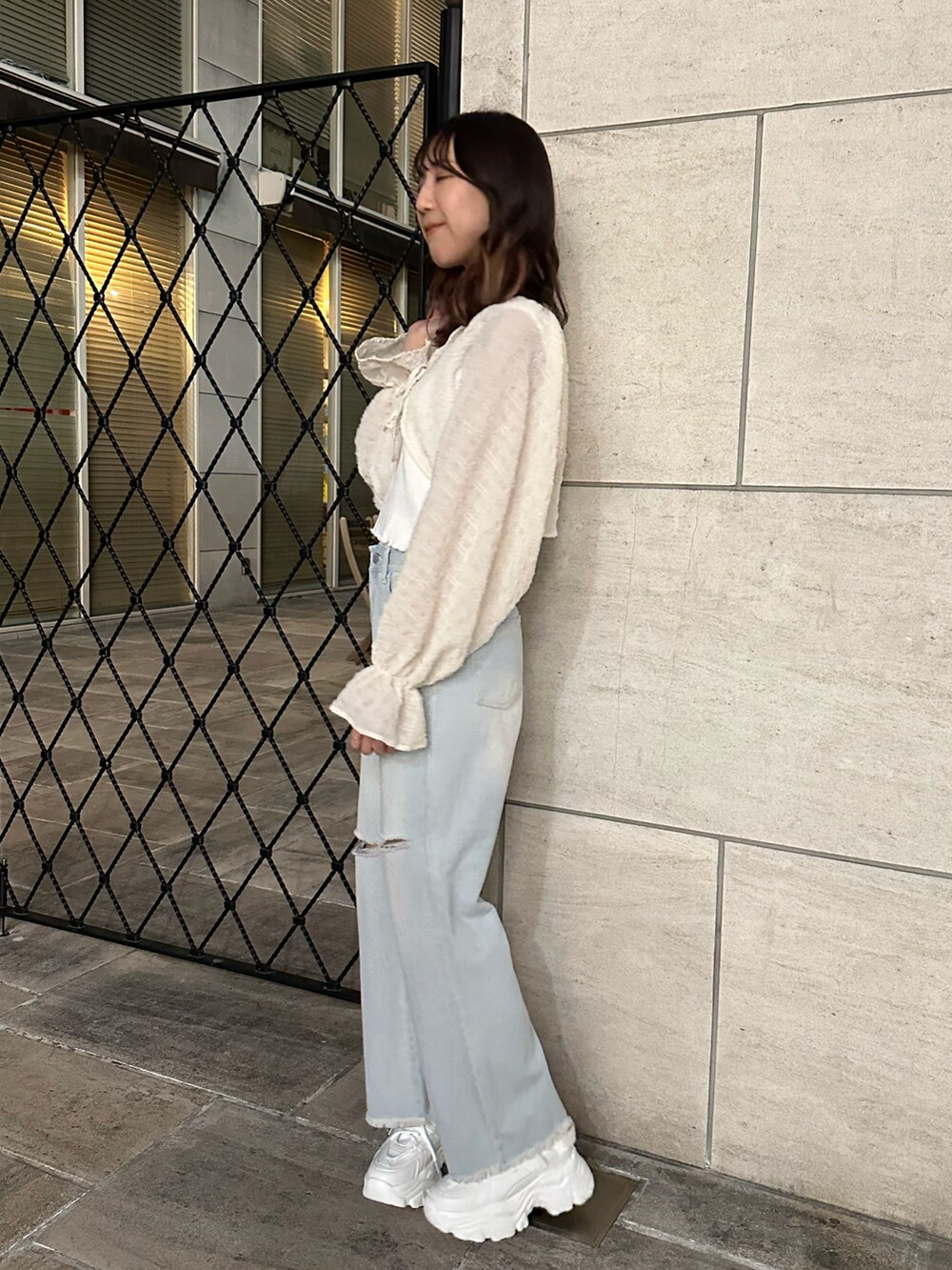 「春服デビュー宣言、春服コーデ、休日コーデ、リラックススタイル、デニム、おでかけコーデ、韓国ファッション、私の推しブランド、厚底シューズ、高身長女子、ベージュコーデ、スニーカー、ダメージデニムパンツ、ボレロ、ベージュ」｜「OLIVE des OLIVEのボレロ×タンクセット（アンサンブル、ホワイト系）」を使った、akaneさん（レディース・167cm）の春コーディネートの2枚目の写真