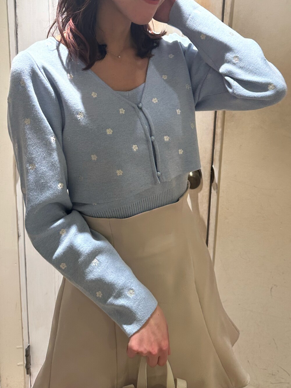 「ほめられ本命コーデ、春服、春カラー、着回しコーデ、骨格ウェーブ、私の推しブランド、高身長女子、春先取り、花柄、カーディガン、マーメイドスカート、ミニスカート、サックスブルー、ガーリーコーデ、デート」|「OLIVE des OLIVEの花刺繍カーディガン(カーディガン/ボレロ、ブルー系)」を使った、akaneさん(レディース・167cm)の冬コーディネートの5枚目の写真