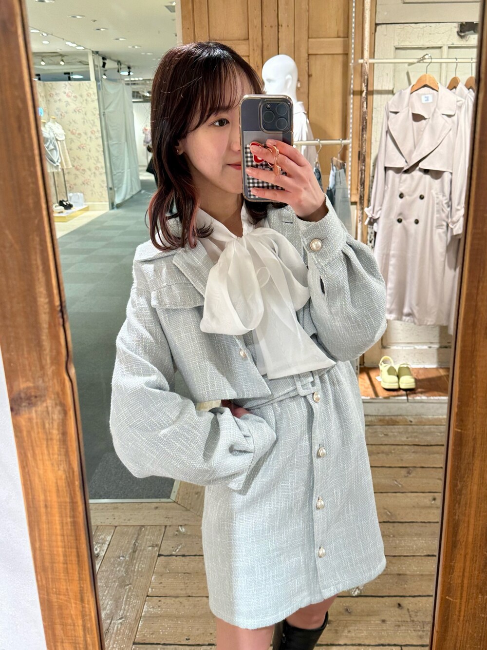 「ほめられ本命コーデ、春服、着回しコーデ、ゆるコーデ、春カラー、私の推しブランド、高身長女子、お出かけコーデ、ワンピースコーデ、ジャンスカ、ミントグリーン、ブラウス、ボウタイブラウス、骨格ウェーブ、デート」｜「OLIVE des OLIVEのBigリボンボウタイブラウス（シャツ/ブラウス、ホワイト系）」を使った、akaneさん（レディース・167cm）の冬コーディネートの3枚目の写真