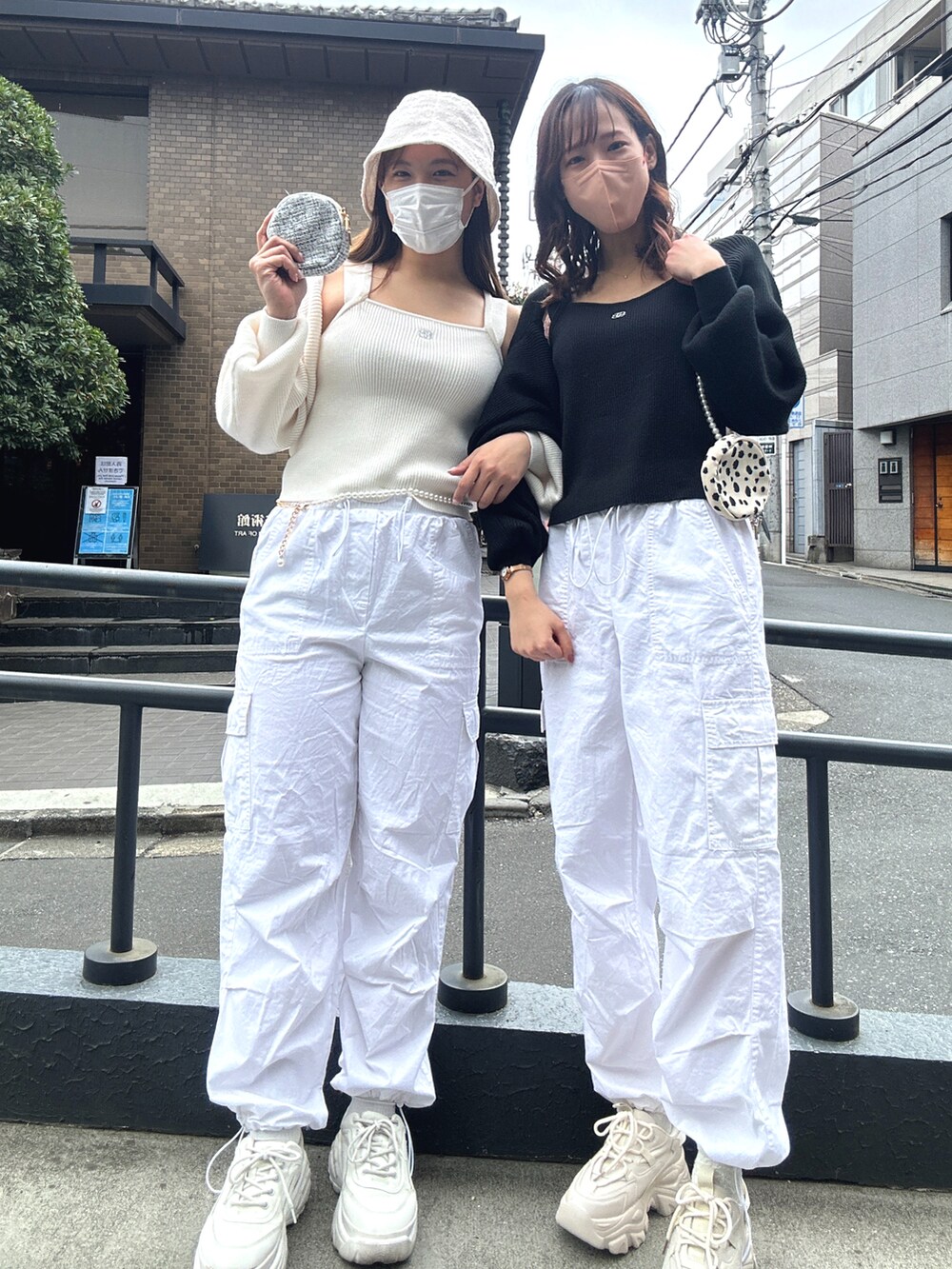「春服デビュー宣言、春服、大人カジュアル、休日スタイル、おでかけコーデ、春カラー、スニーカーコーデ、カーディガン、カーゴパンツ、モノトーン、ラフコーデ、リラックススタイル、ボレロ、厚底シューズ、高身長女子」｜「OLIVE des OLIVEのマルチWAYリボンボレロ（カーディガン/ボレロ、ブラック系）」を使った、akaneさん（レディース・167cm）の春コーディネートの3枚目の写真